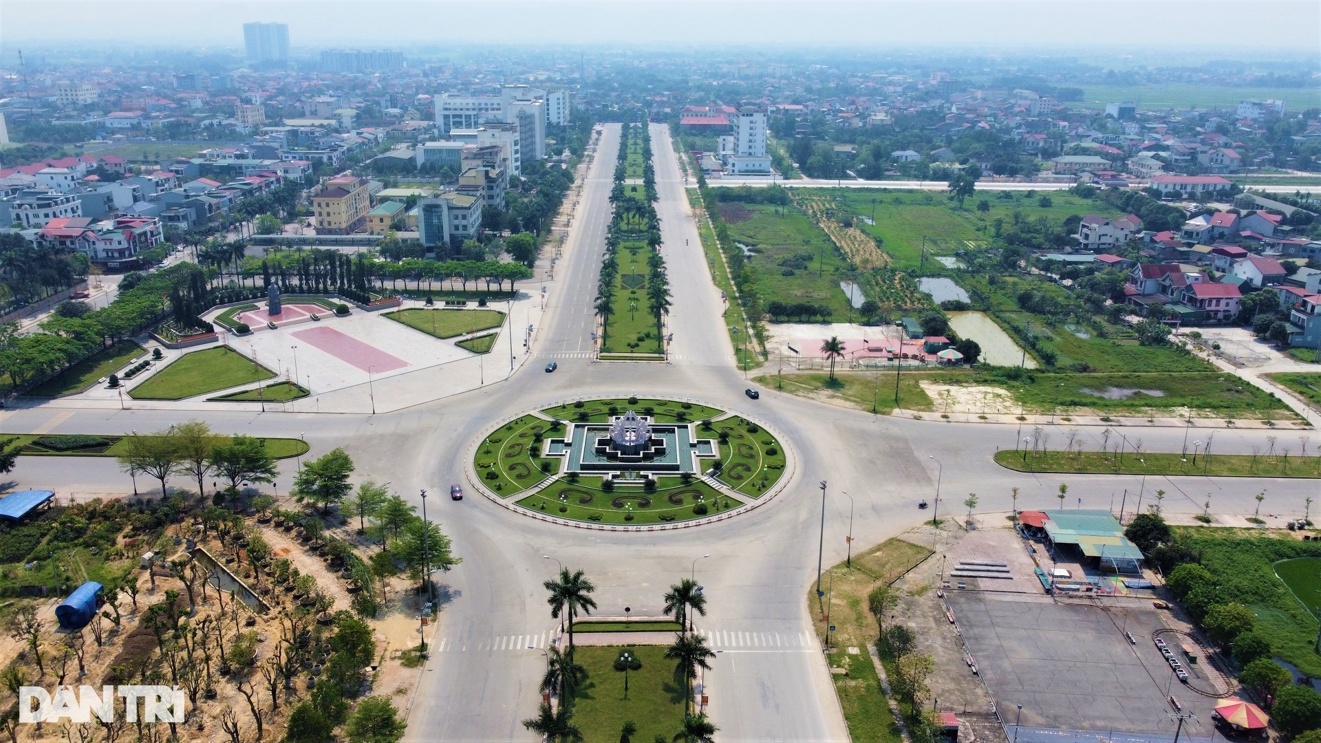 Người lao động quay cuồng trong đợt nắng nóng đầu tiên của năm 2023 - 1