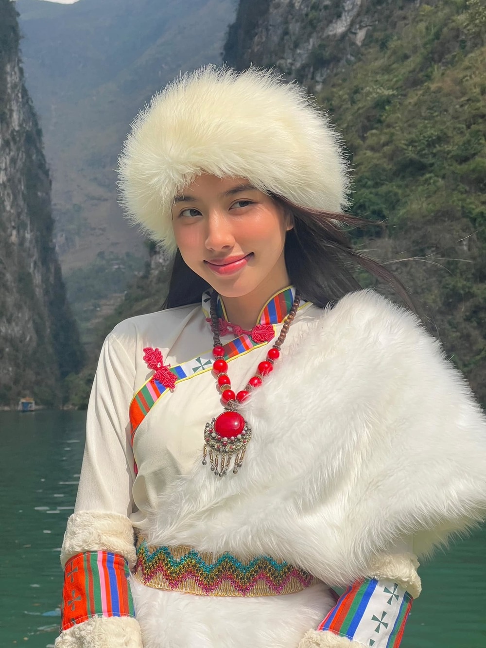 Hoa hậu Thùy Tiên phản hồi vụ mặc trang phục nước ngoài trên sông Nho Quế - 2