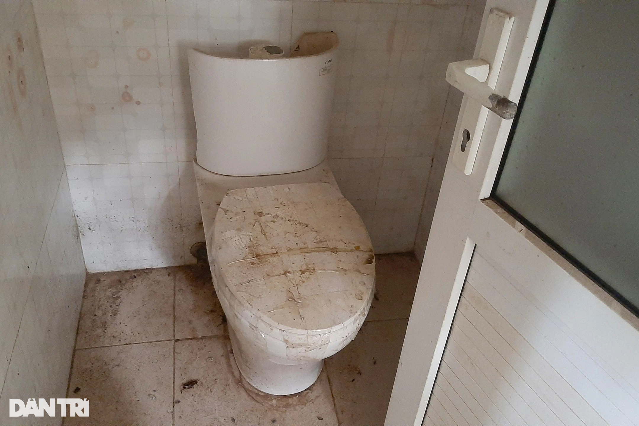 Cảnh nhếch nhác, hoang tàn trong nhà vệ sinh công cộng - 3