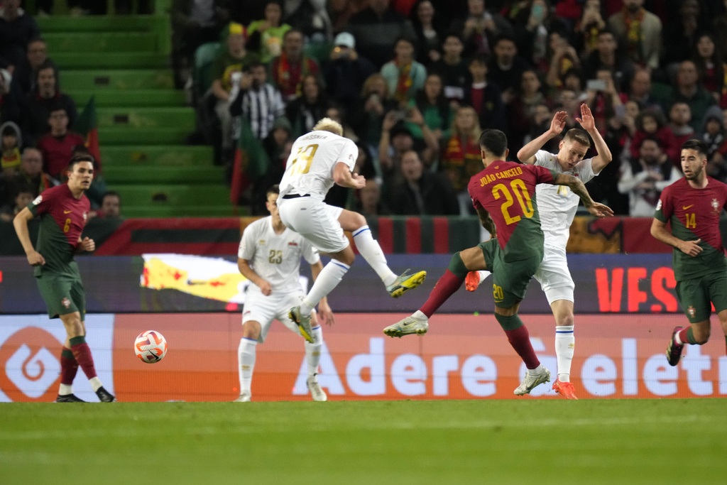 Ronaldo lập cú đúp giúp Bồ Đào Nha thắng đậm ở vòng loại Euro 2024 - 1