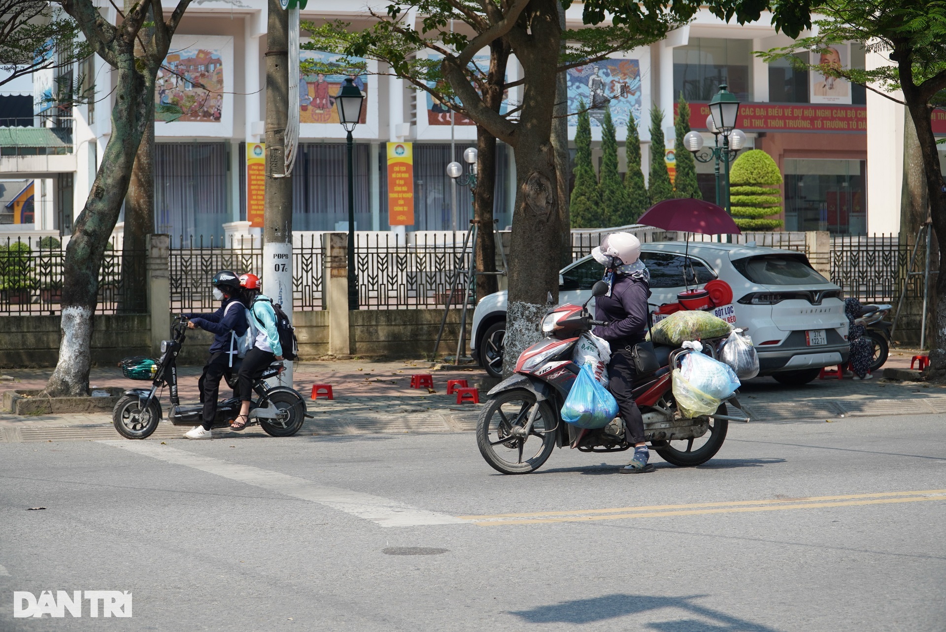 Người lao động quay cuồng trong đợt nắng nóng đầu tiên của năm 2023 - 2