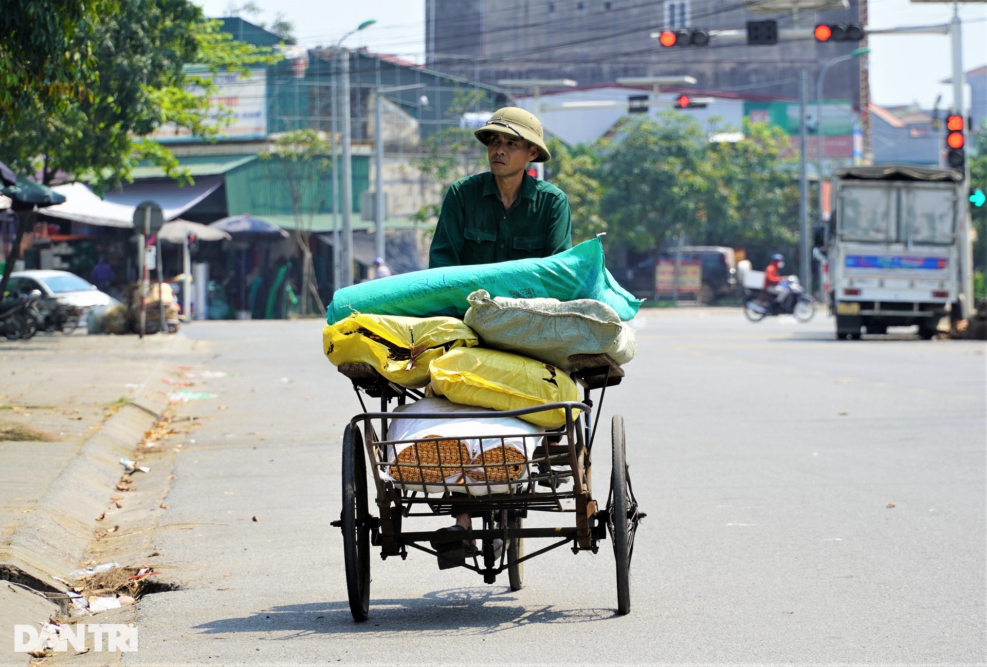 Người lao động quay cuồng trong đợt nắng nóng đầu tiên của năm 2023 - 5