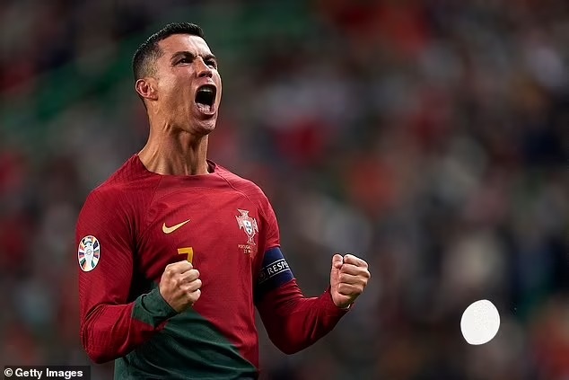 Ronaldo đi vào lịch sử sau chiến thắng đậm của Bồ Đào Nha - 2