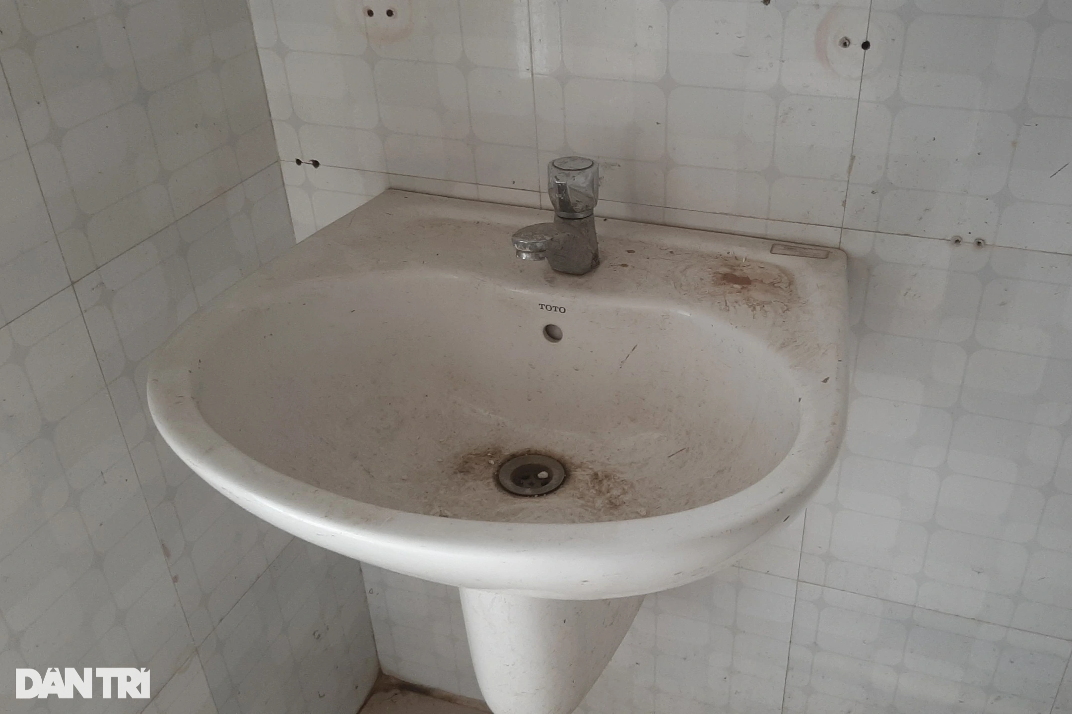 Cảnh nhếch nhác, hoang tàn trong nhà vệ sinh công cộng - 5
