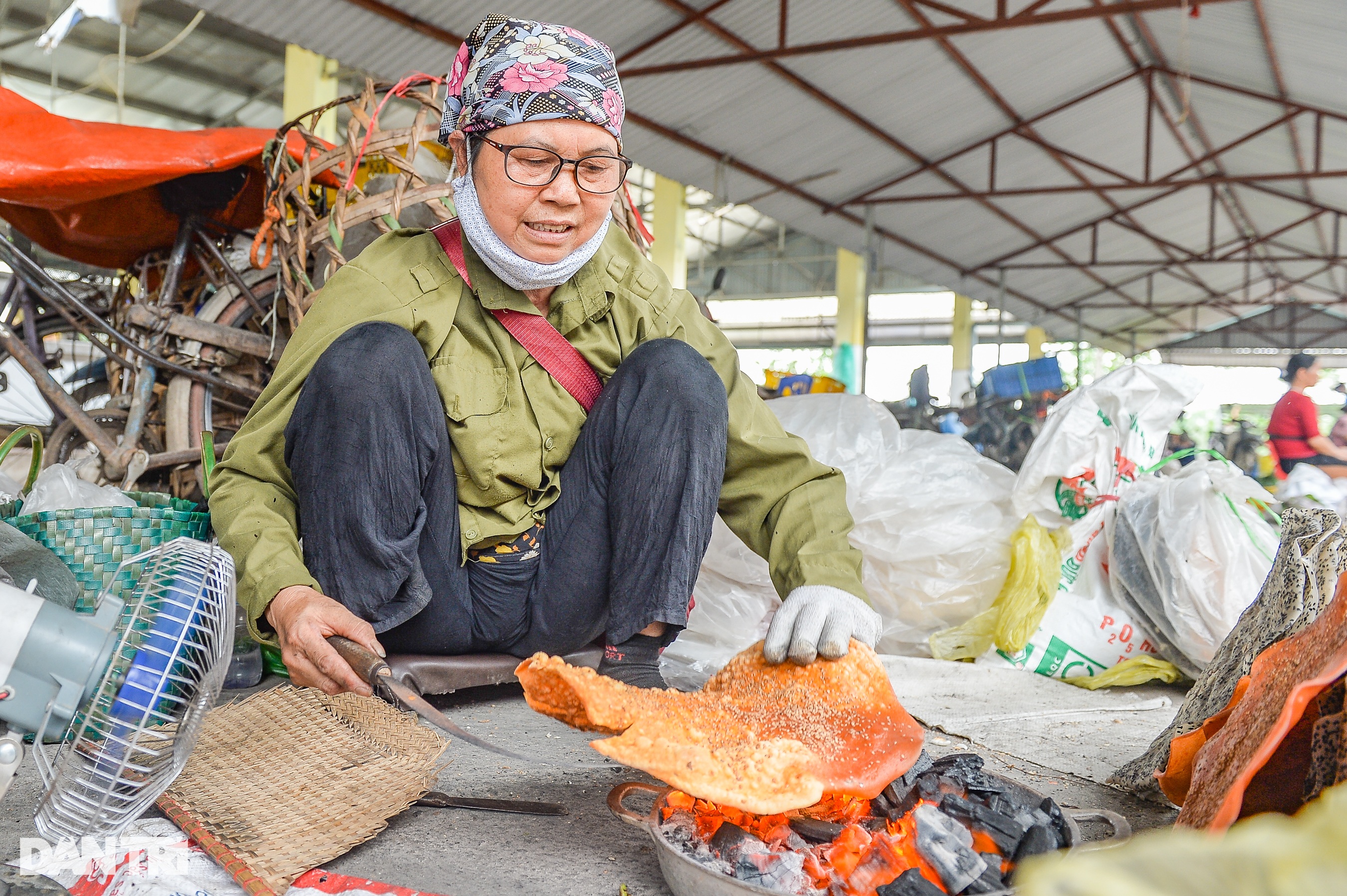 Giới trẻ thích thú đến chợ phiên ở Hà Nội vì một món ăn đặc biệt - 2