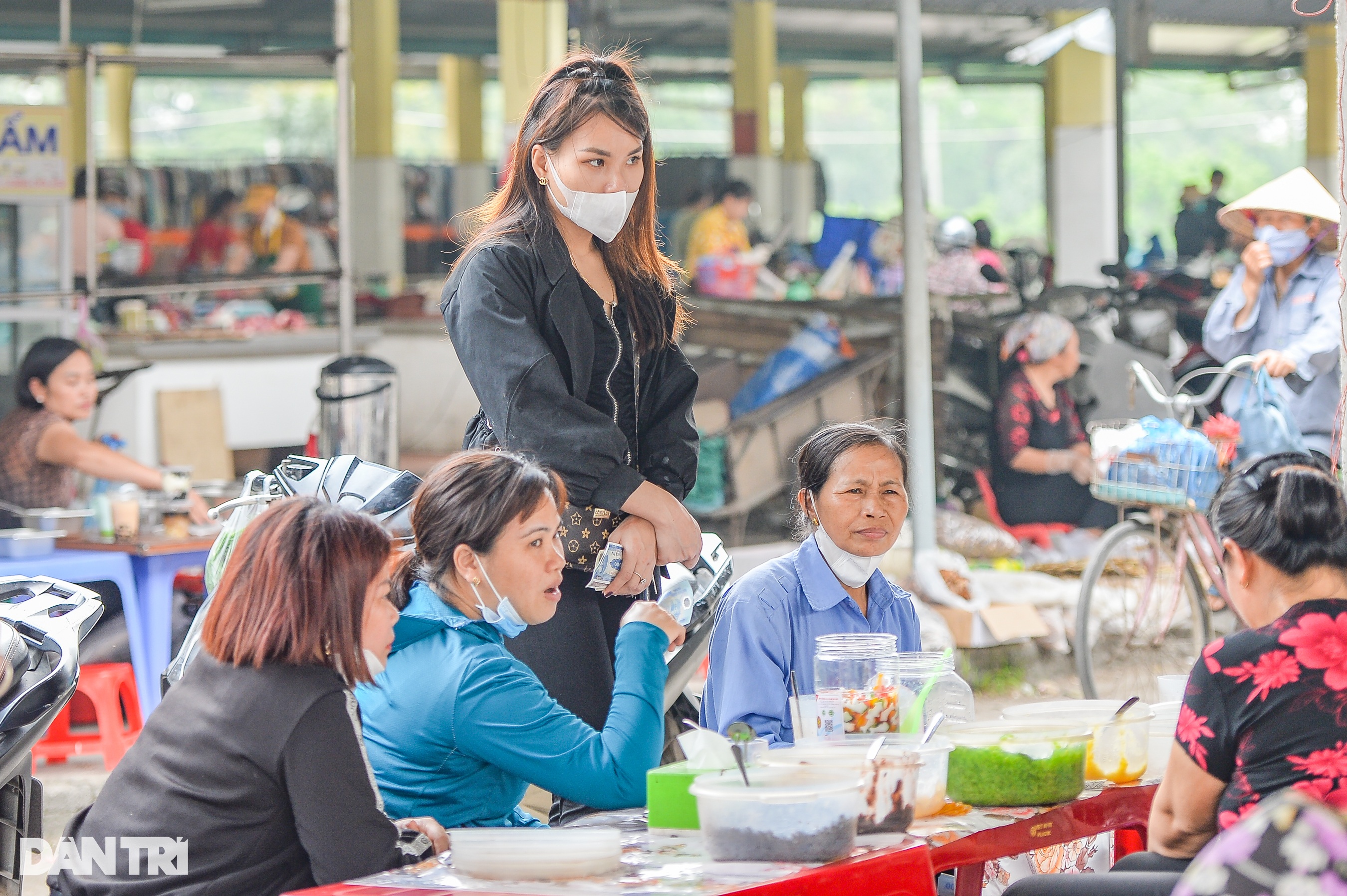 Giới trẻ thích thú đến chợ phiên ở Hà Nội vì một món ăn đặc biệt - 7