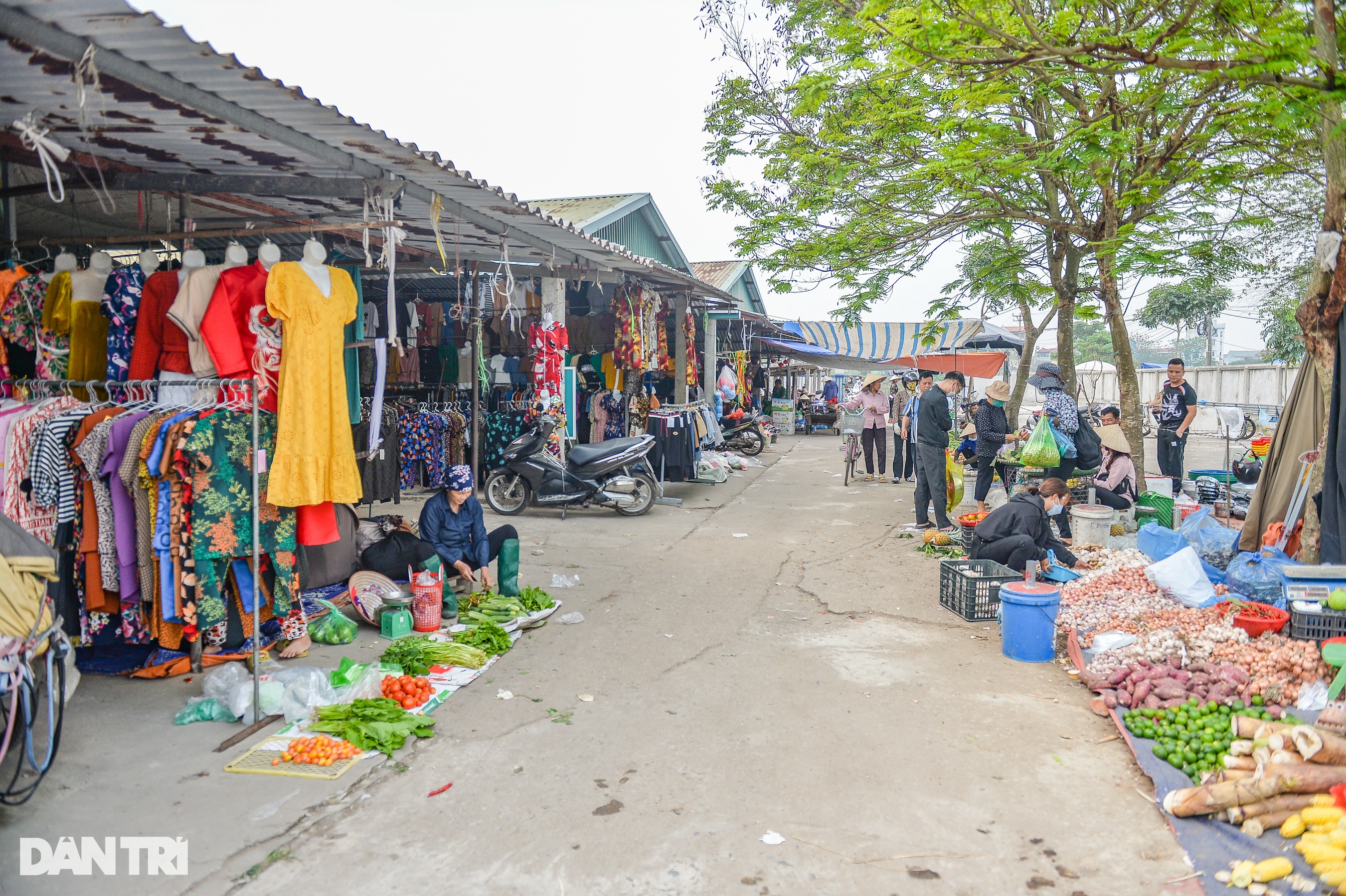Giới trẻ thích thú đến chợ phiên ở Hà Nội vì một món ăn đặc biệt - 1