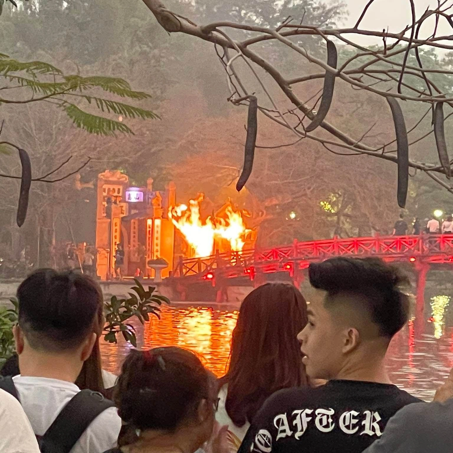Cháy bốt thu vé gần cầu Thê Húc ở Hà Nội - 1