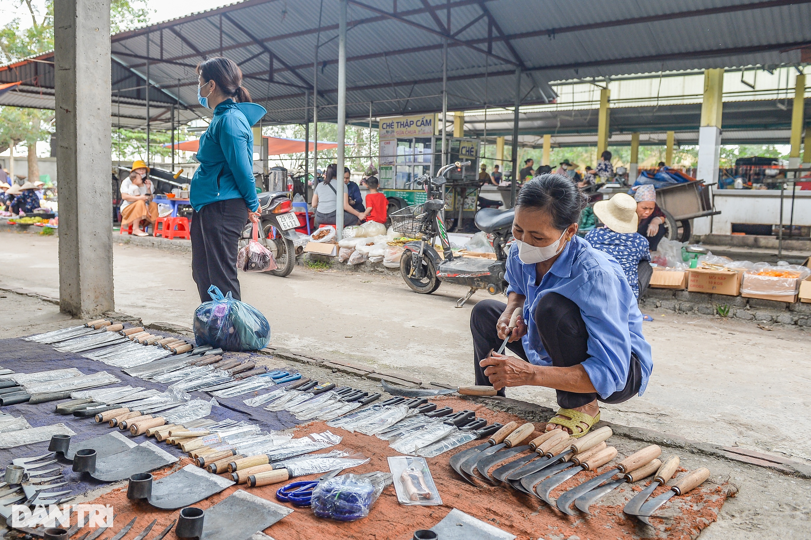 Giới trẻ thích thú đến chợ phiên ở Hà Nội vì một món ăn đặc biệt - 4
