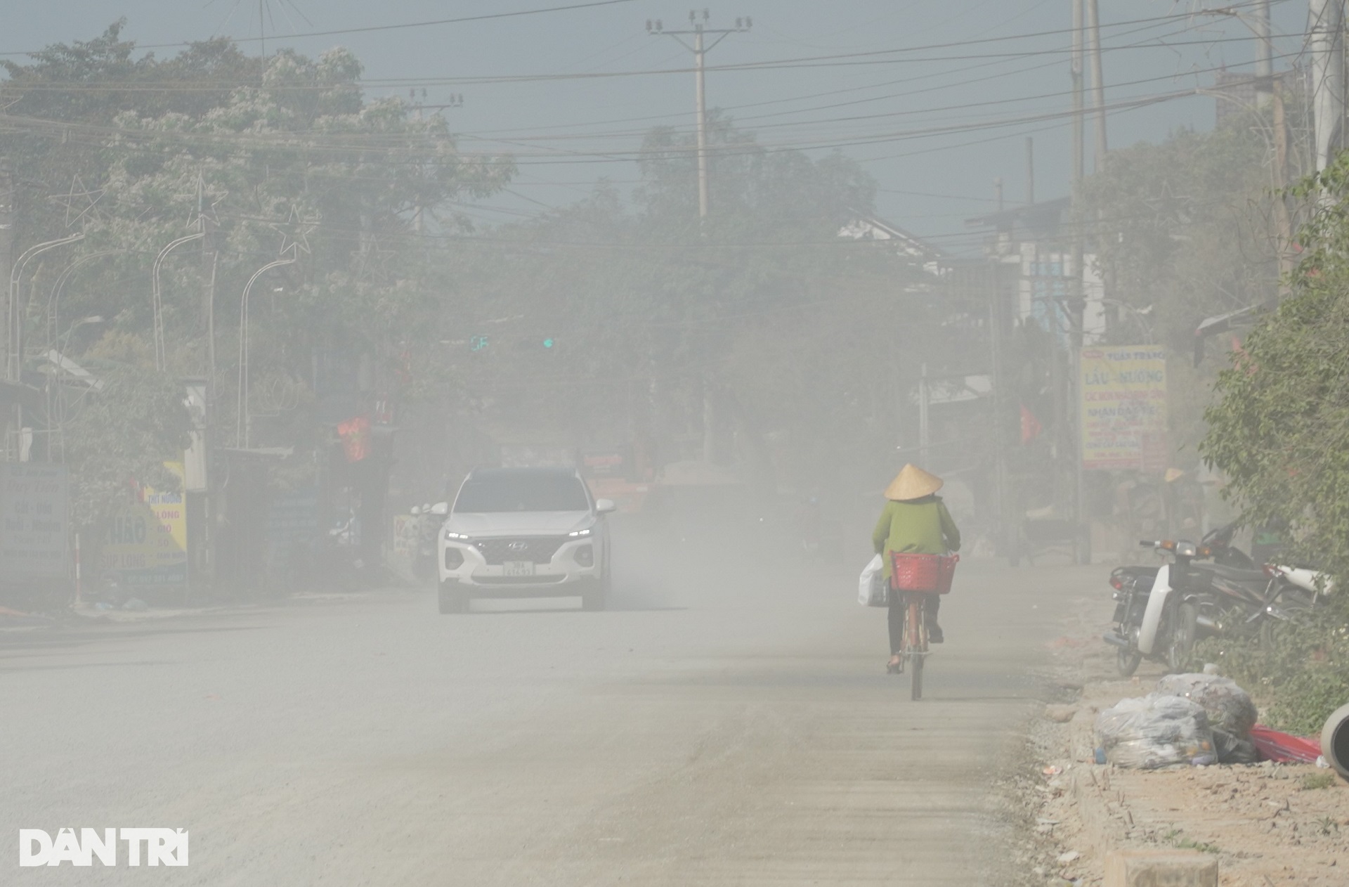 Đường gần 8km thi công 2 năm chưa xong, dân khốn khổ hít bụi - 1