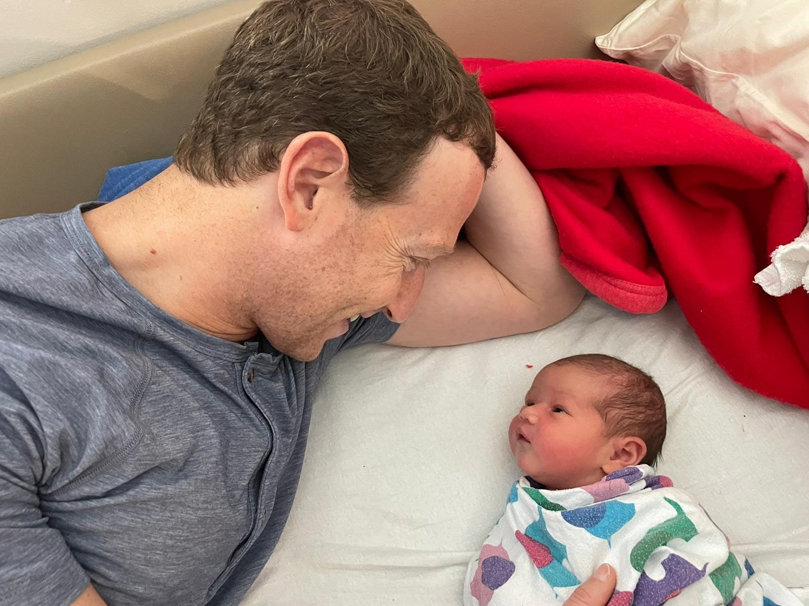 Mark Zuckerberg cười hạnh phúc nhìn ngắm con gái thứ 3 vừa chào đời của mình (Ảnh: Mark Zuckerberg).