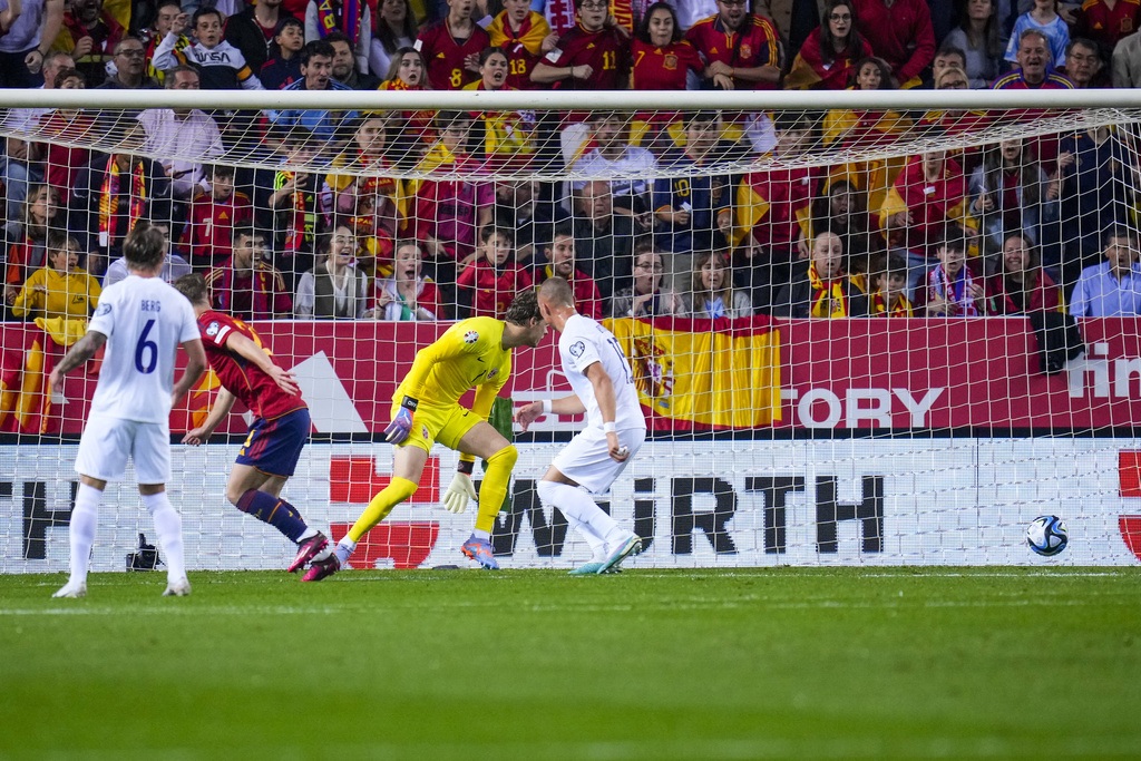 Tây Ban Nha thắng tưng bừng Na Uy, Đức đánh bại Peru - 1