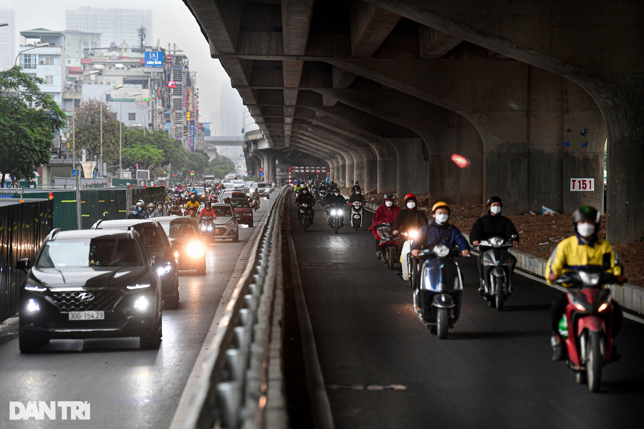 Người dân phá rào mở lối lao vào làn mới đường Nguyễn Xiển - 10