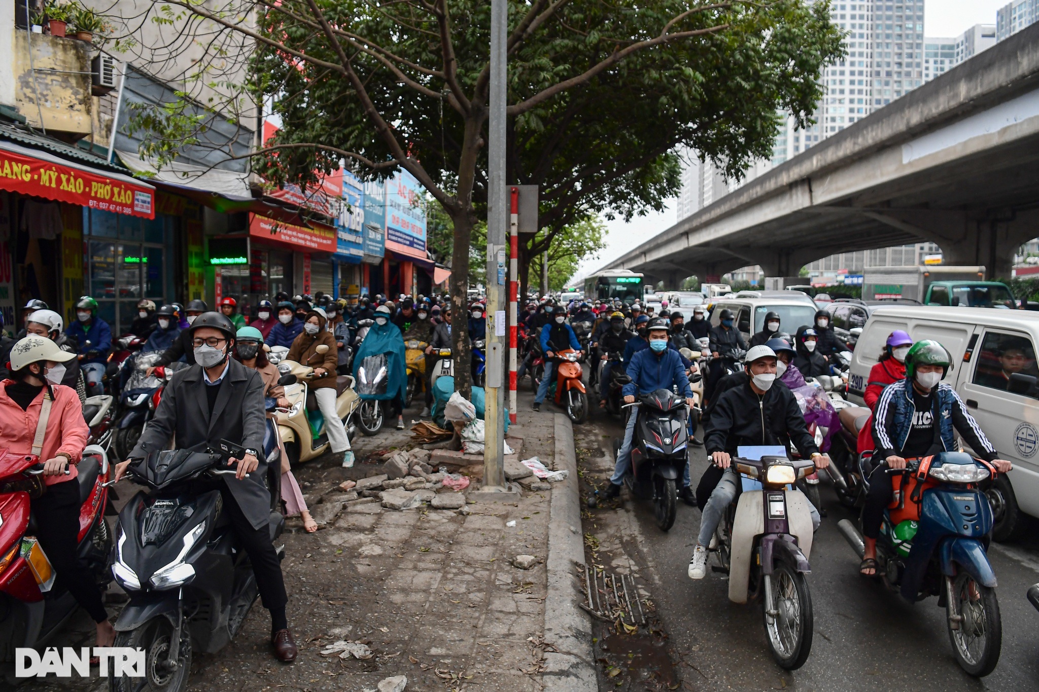 Người dân phá rào mở lối lao vào làn mới đường Nguyễn Xiển - 12