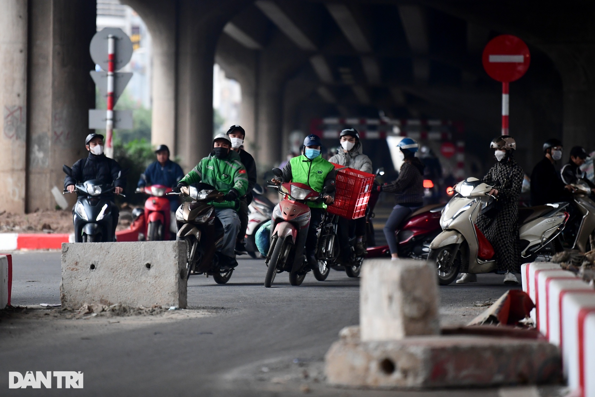 Người dân phá rào mở lối lao vào làn mới đường Nguyễn Xiển - 5