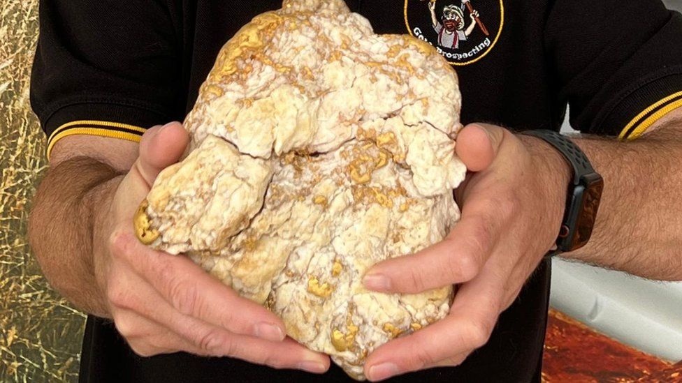 Người đàn ông Australia tìm được hòn đá chứa 2,6kg vàng - 1