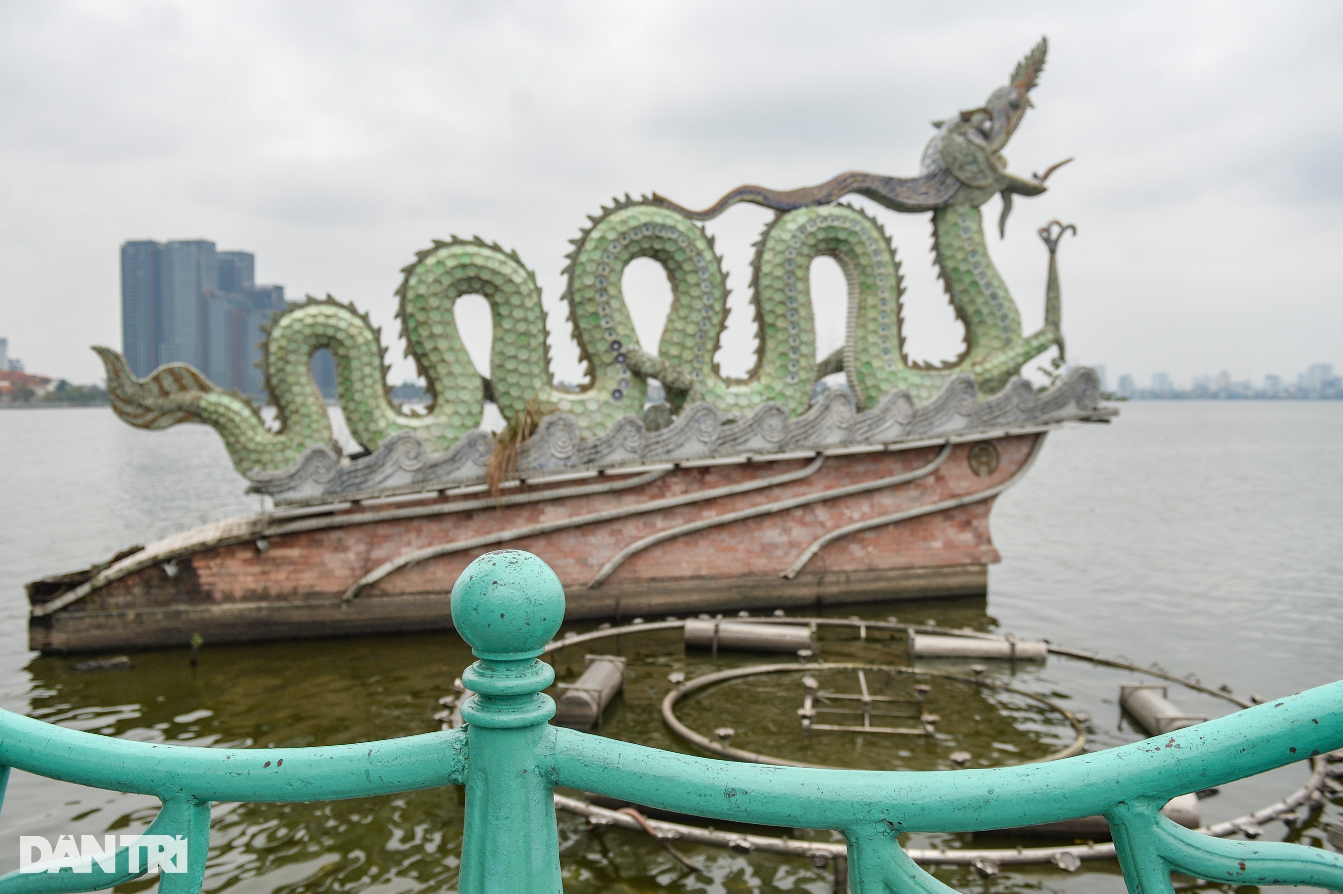 Hà Nội: Hàng nghìn quả cầu gang trên lan can hồ Tây bị mất - 11 Hà Nội: Hàng nghìn quả cầu gang trên lan can hồ Tây bị mất - 11