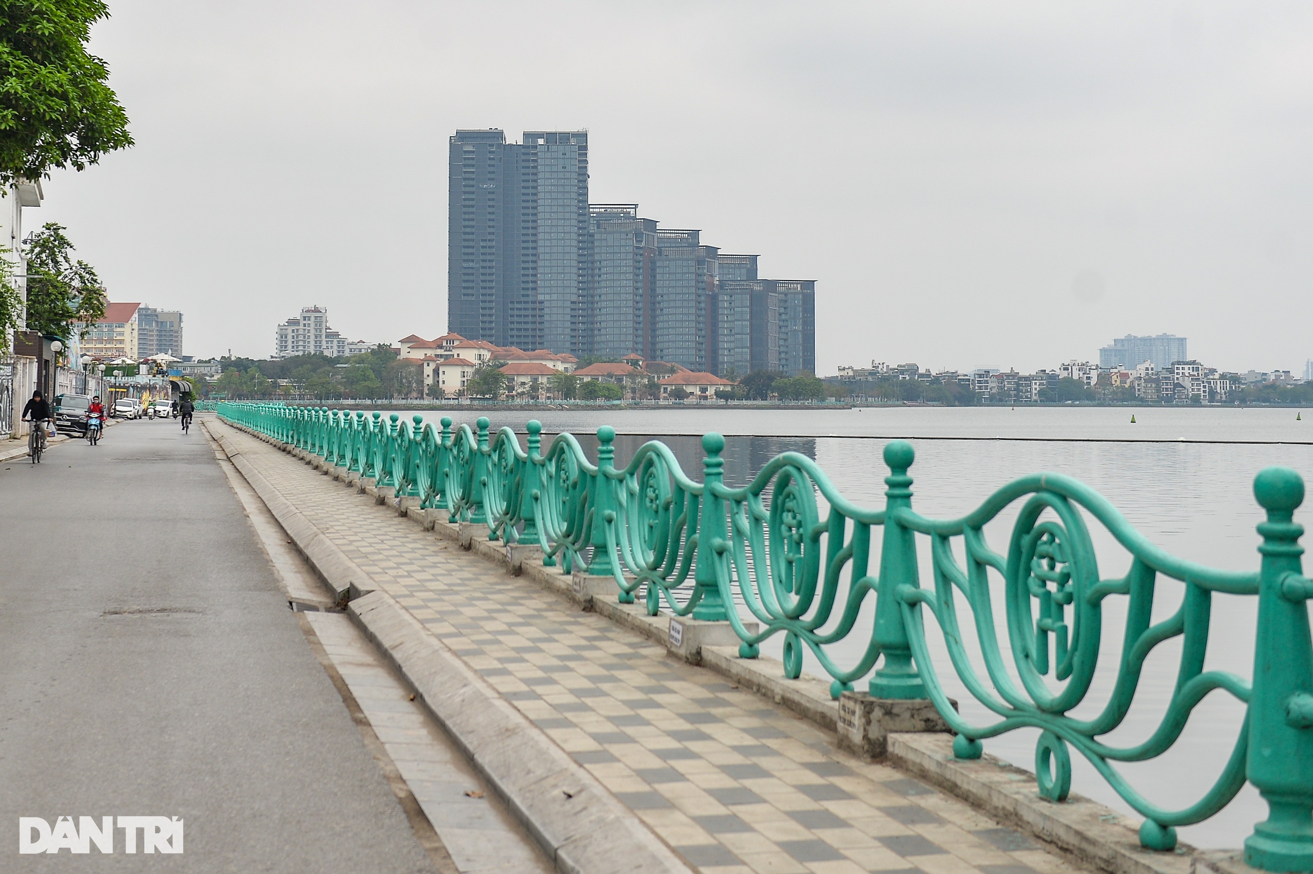 Hà Nội: Hàng nghìn quả cầu gang trên lan can hồ Tây bị mất - 13 Hà Nội: Hàng nghìn quả cầu gang trên lan can hồ Tây bị mất - 13