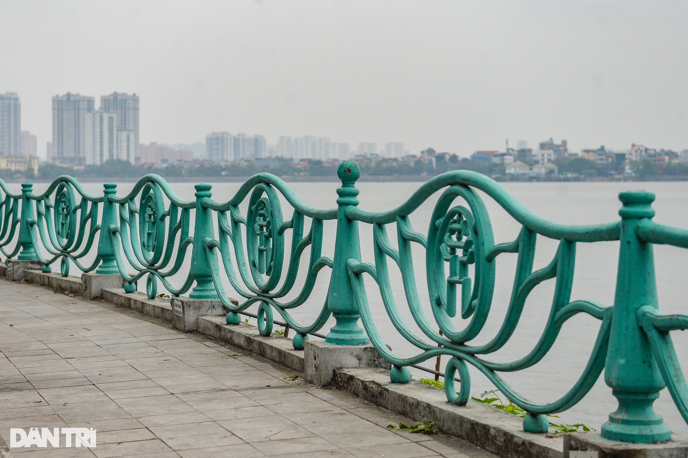 Hà Nội: Hàng nghìn quả cầu gang trên lan can hồ Tây bị mất - 3 Hà Nội: Hàng nghìn quả cầu gang trên lan can hồ Tây bị mất - 3