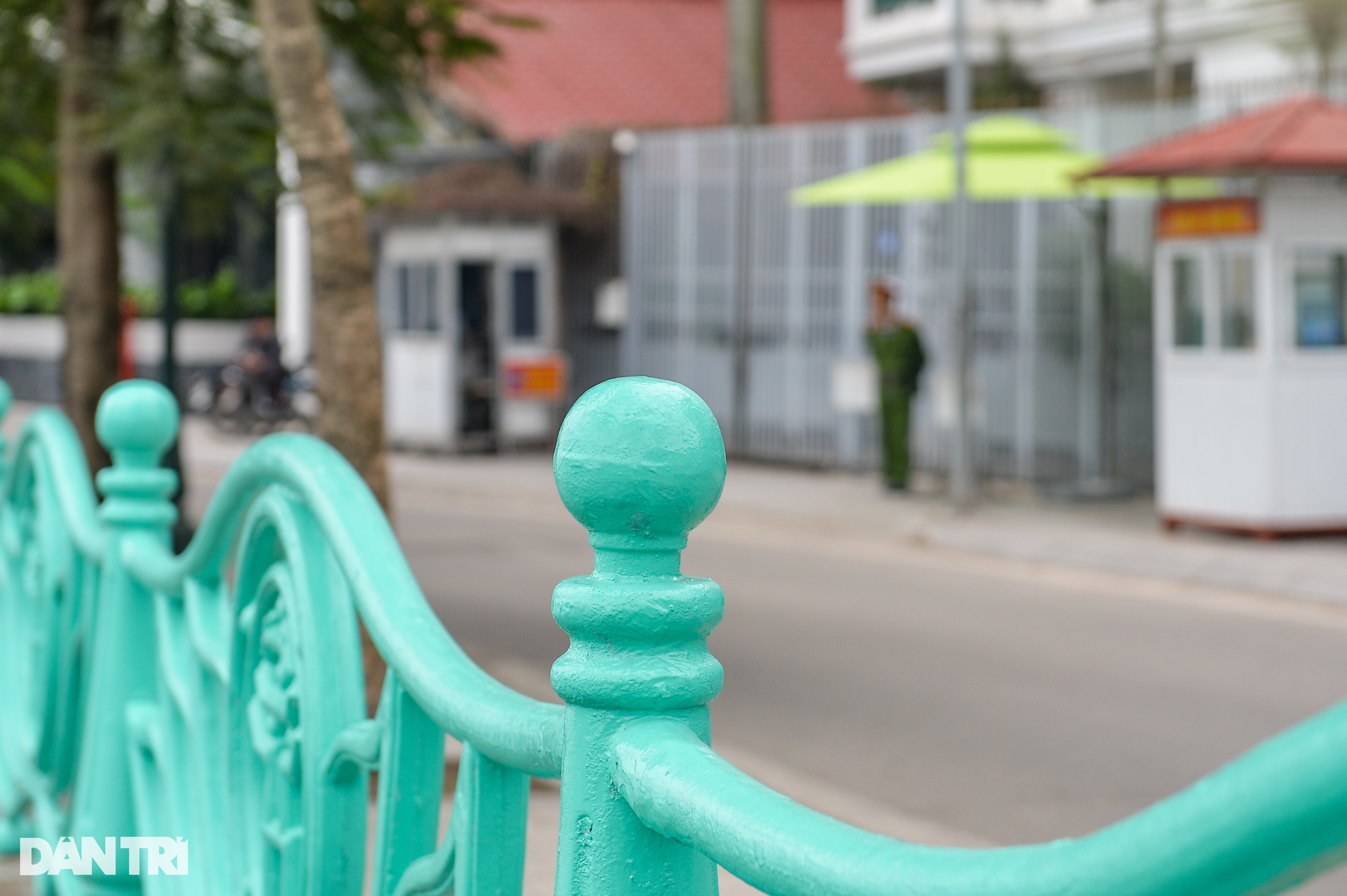 Hà Nội: Hàng nghìn quả cầu gang trên lan can hồ Tây bị mất - 12 Hà Nội: Hàng nghìn quả cầu gang trên lan can hồ Tây bị mất - 12