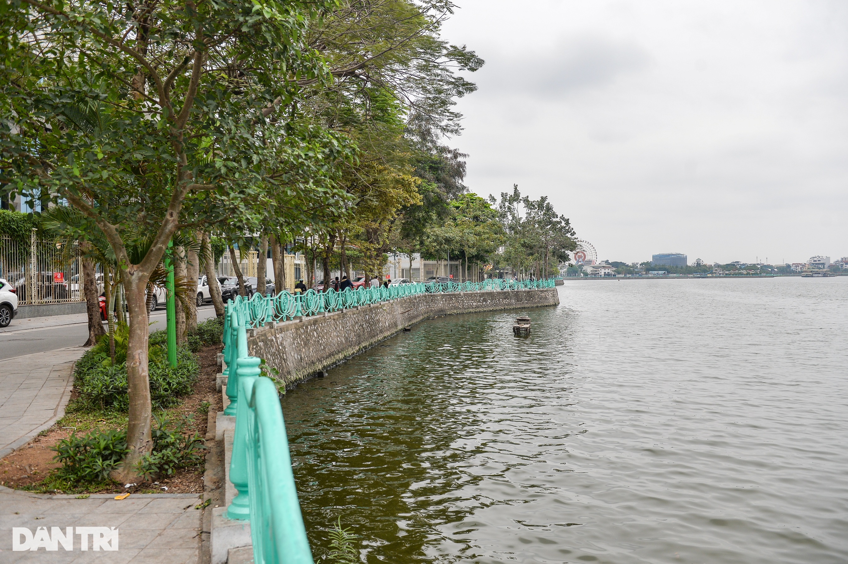 Hà Nội: Hàng nghìn quả cầu gang trên lan can hồ Tây bị mất - 1 Hà Nội: Hàng nghìn quả cầu gang trên lan can hồ Tây bị mất - 1