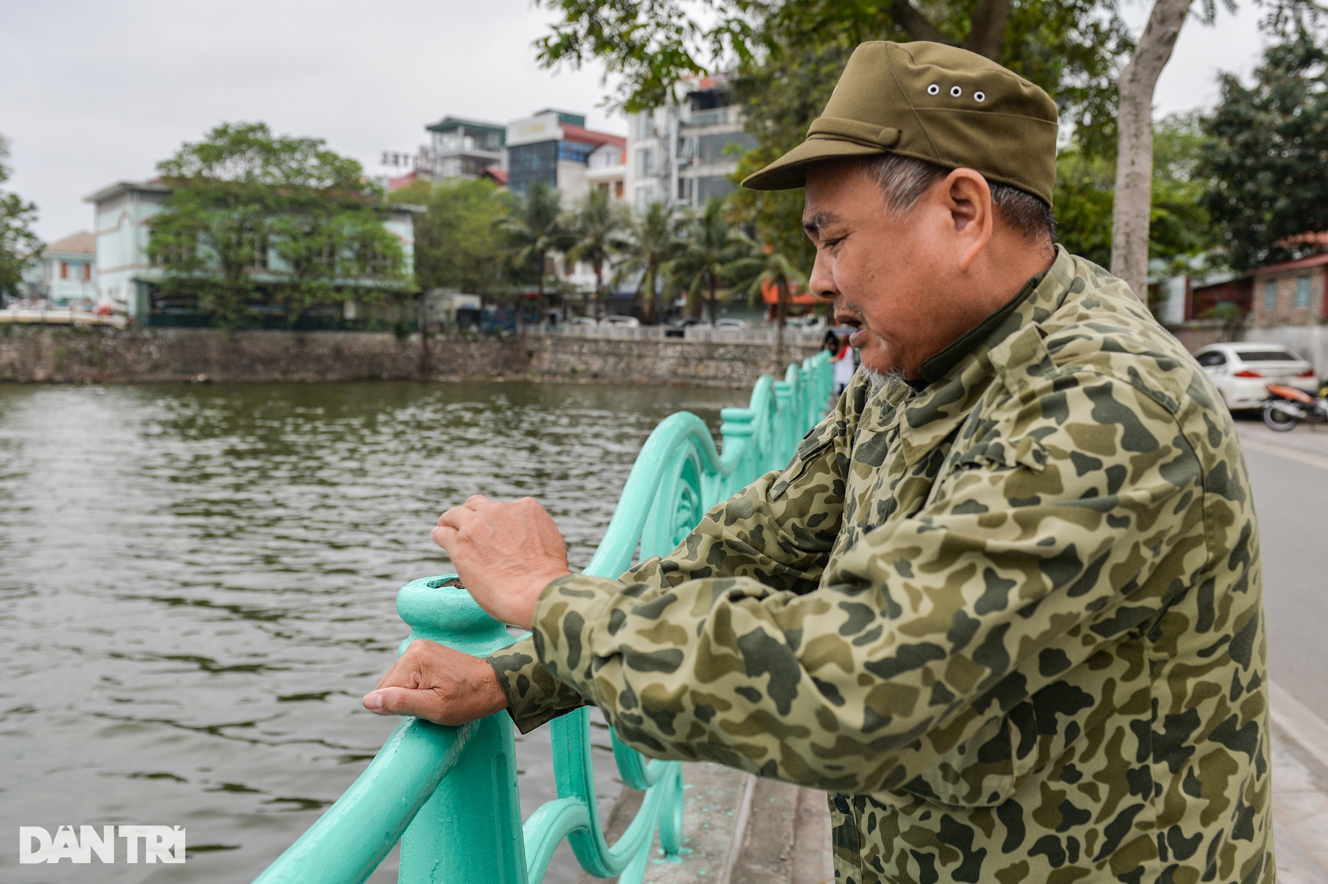 Hà Nội: Hàng nghìn quả cầu gang trên lan can hồ Tây bị mất - 10
