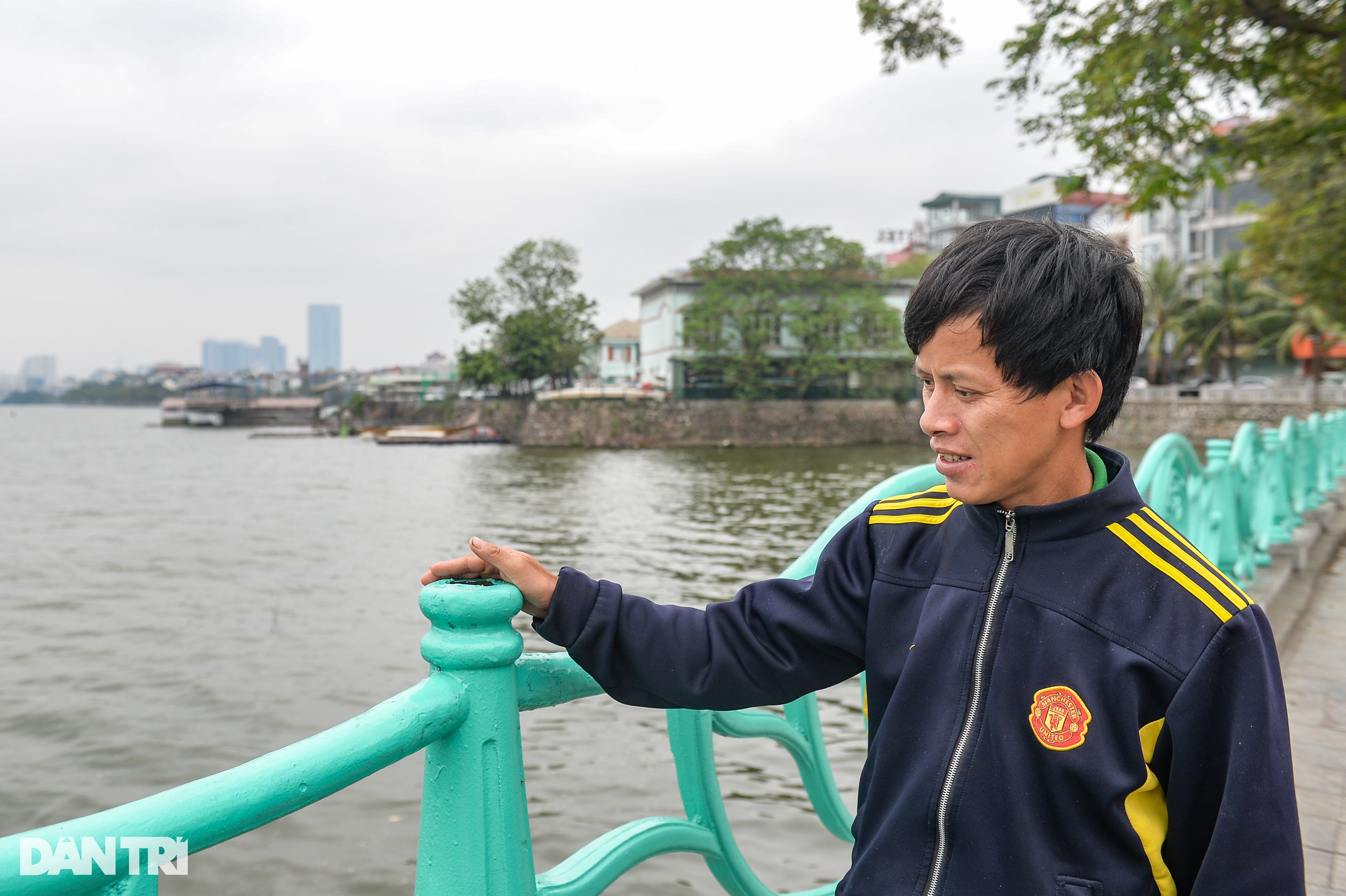Hà Nội: Hàng nghìn quả cầu gang trên lan can hồ Tây bị mất - 6