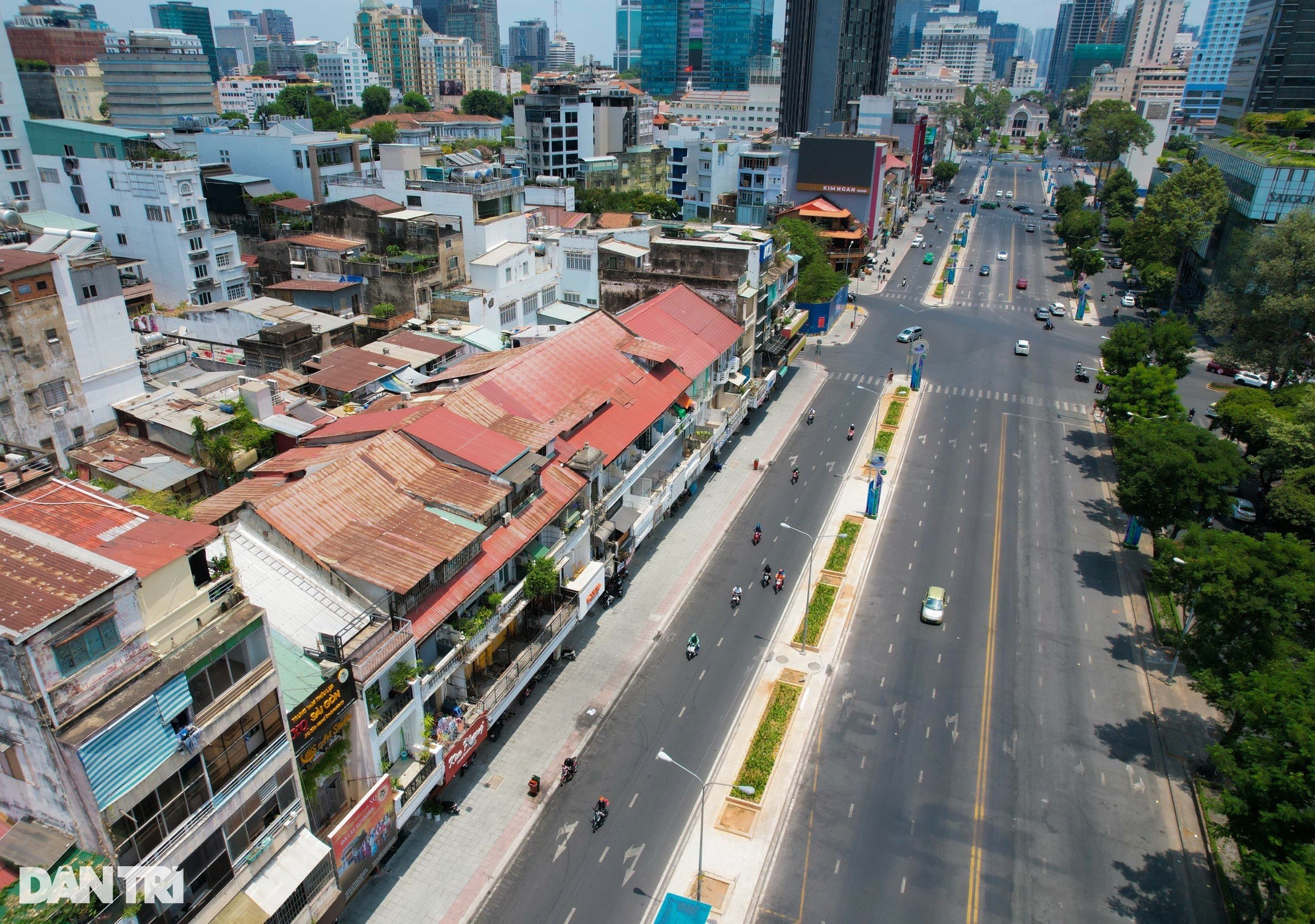 Người dân lo ngại khi lắp mái che trên vỉa hè đường trung tâm TPHCM - 1 Người dân lo ngại khi lắp mái che trên vỉa hè đường trung tâm TPHCM - 1