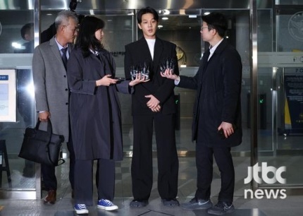 Ảnh đế Yoo Ah In khóc sau cuộc thẩm vấn, Song Hye Kyo cũng bị réo tên - 3