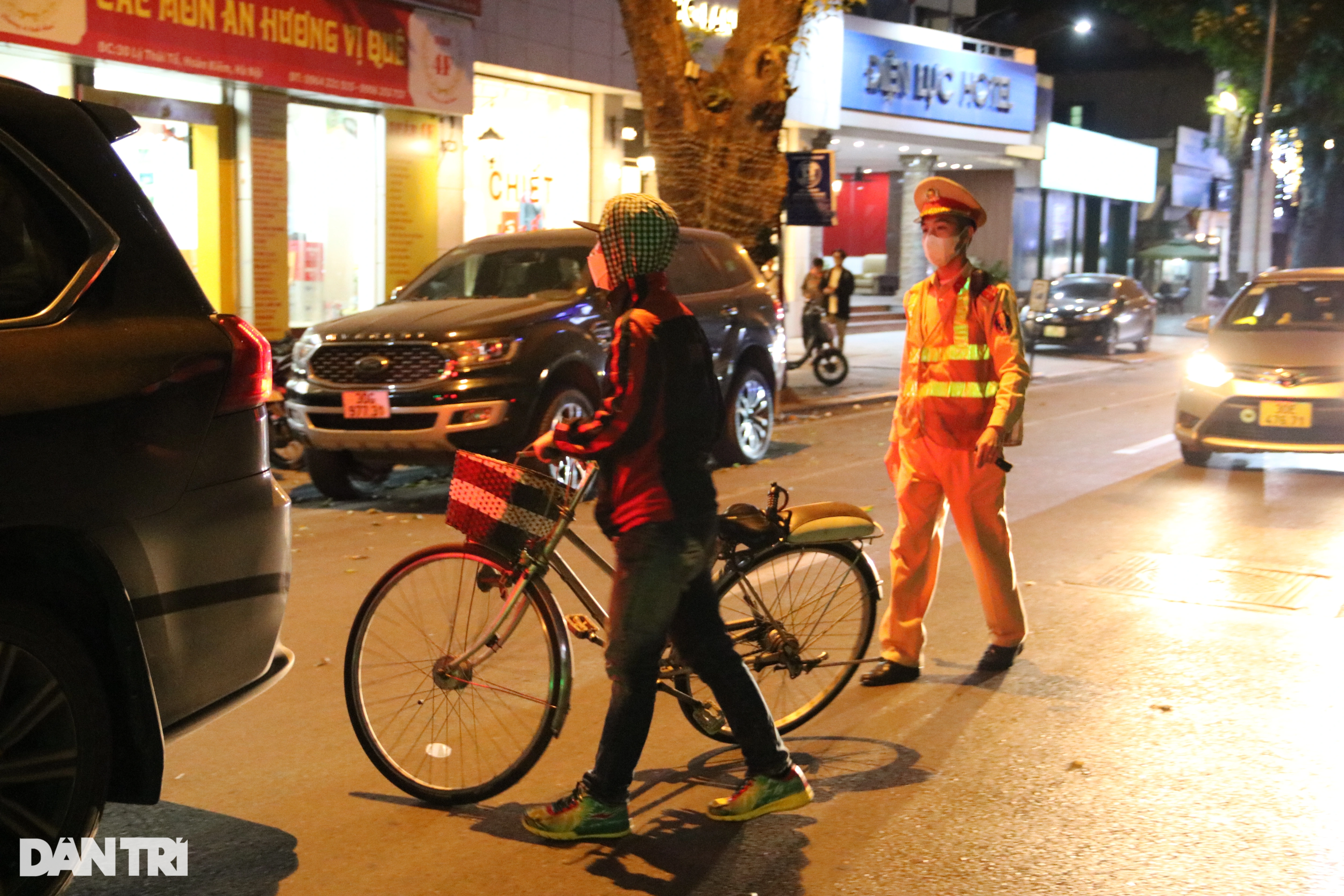 Cảnh sát 141 kiểm tra nồng độ cồn hàng loạt người đi xe đạp trên phố Hà Nội - 6