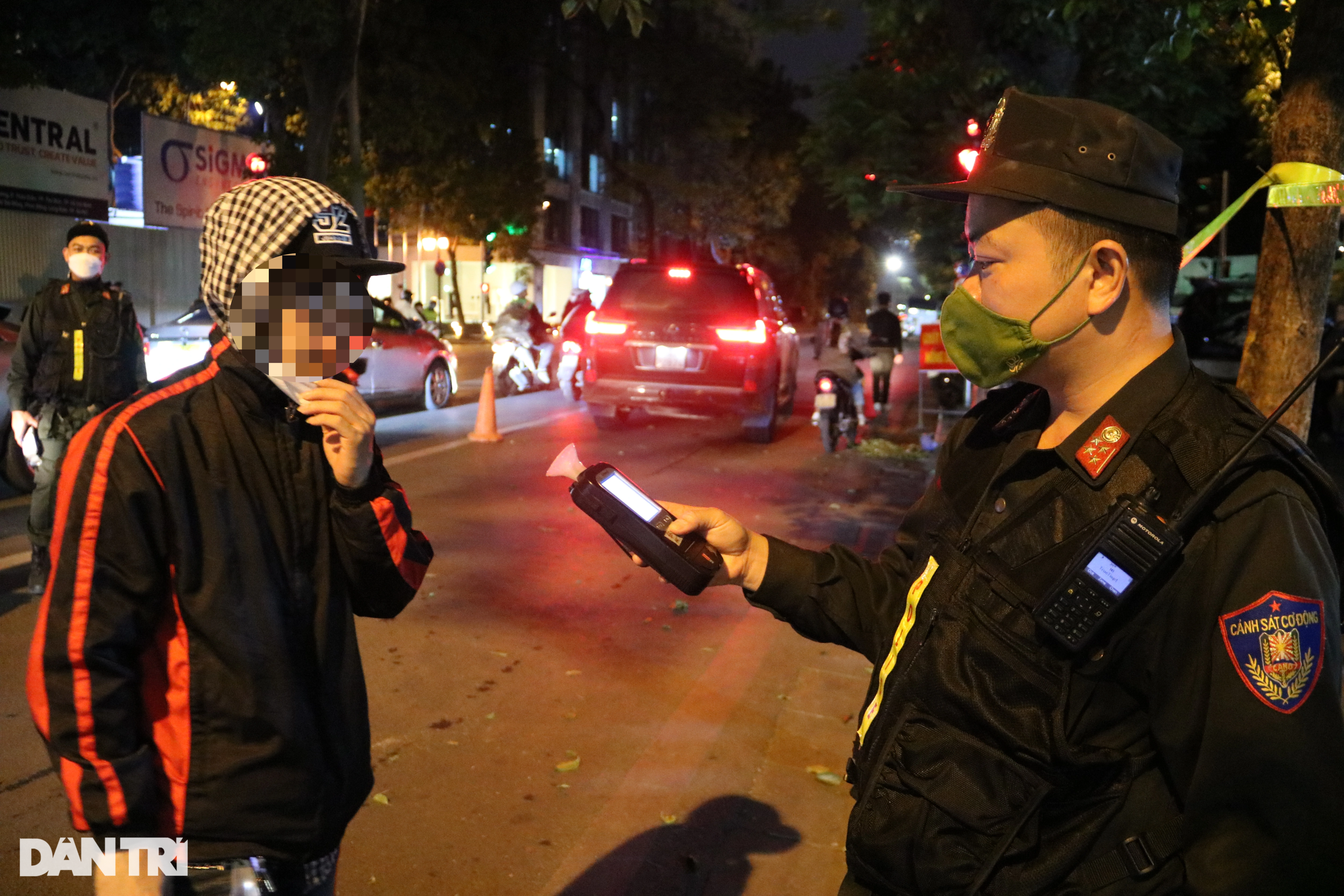 Cảnh sát 141 kiểm tra nồng độ cồn hàng loạt người đi xe đạp trên phố Hà Nội - 7