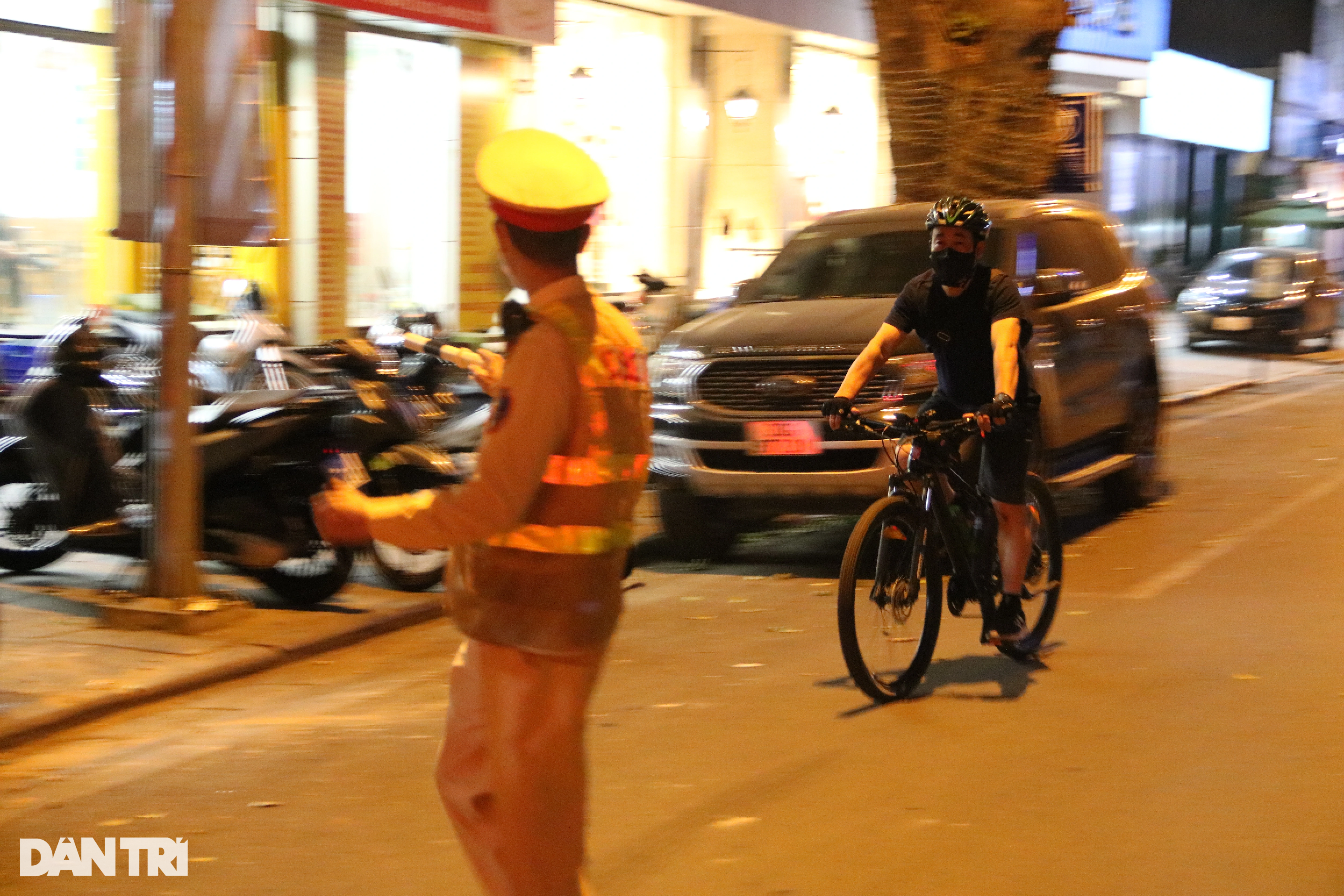 Cảnh sát 141 kiểm tra nồng độ cồn hàng loạt người đi xe đạp trên phố Hà Nội - 4
