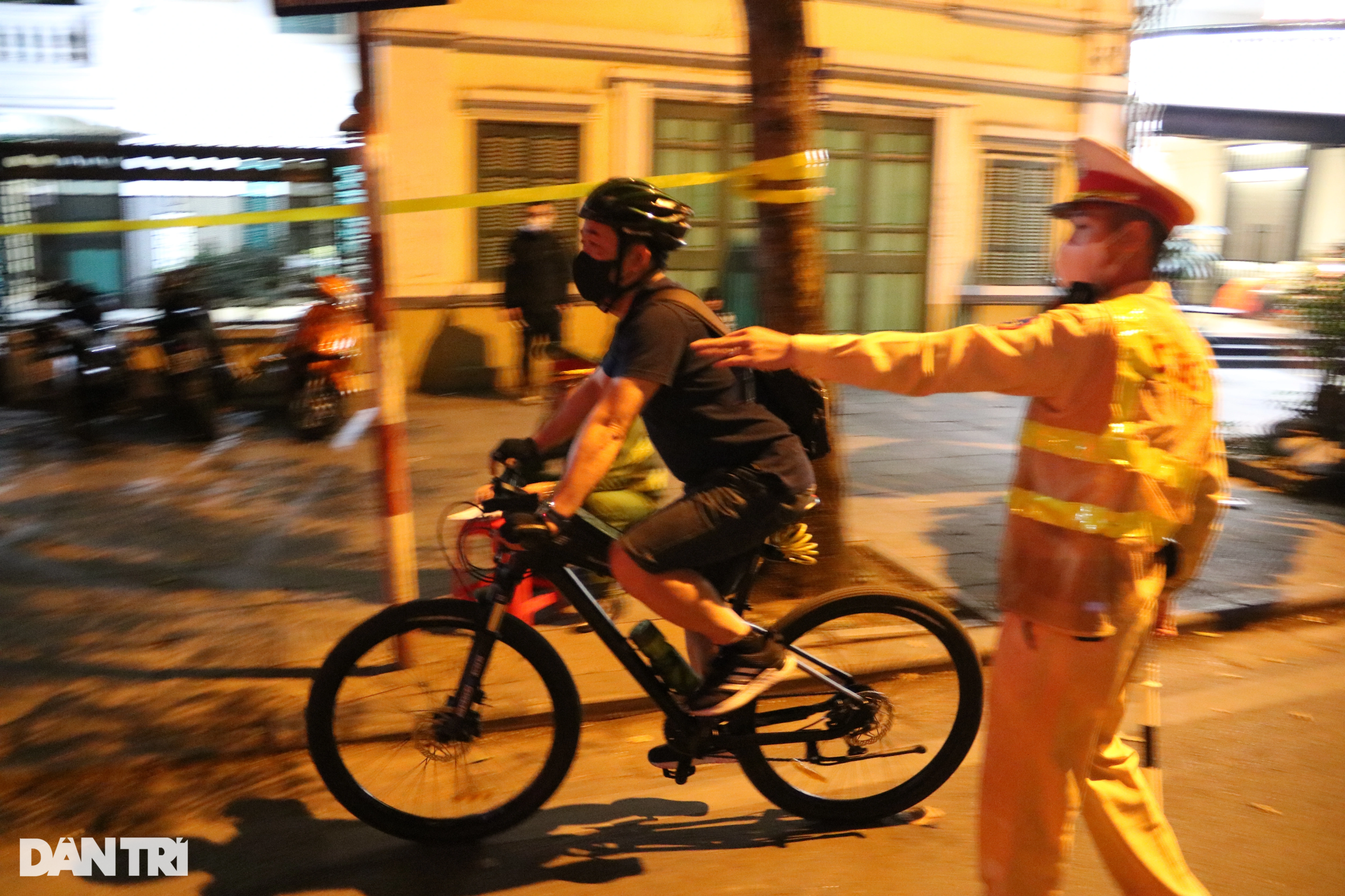 Cảnh sát 141 kiểm tra nồng độ cồn hàng loạt người đi xe đạp trên phố Hà Nội - 5