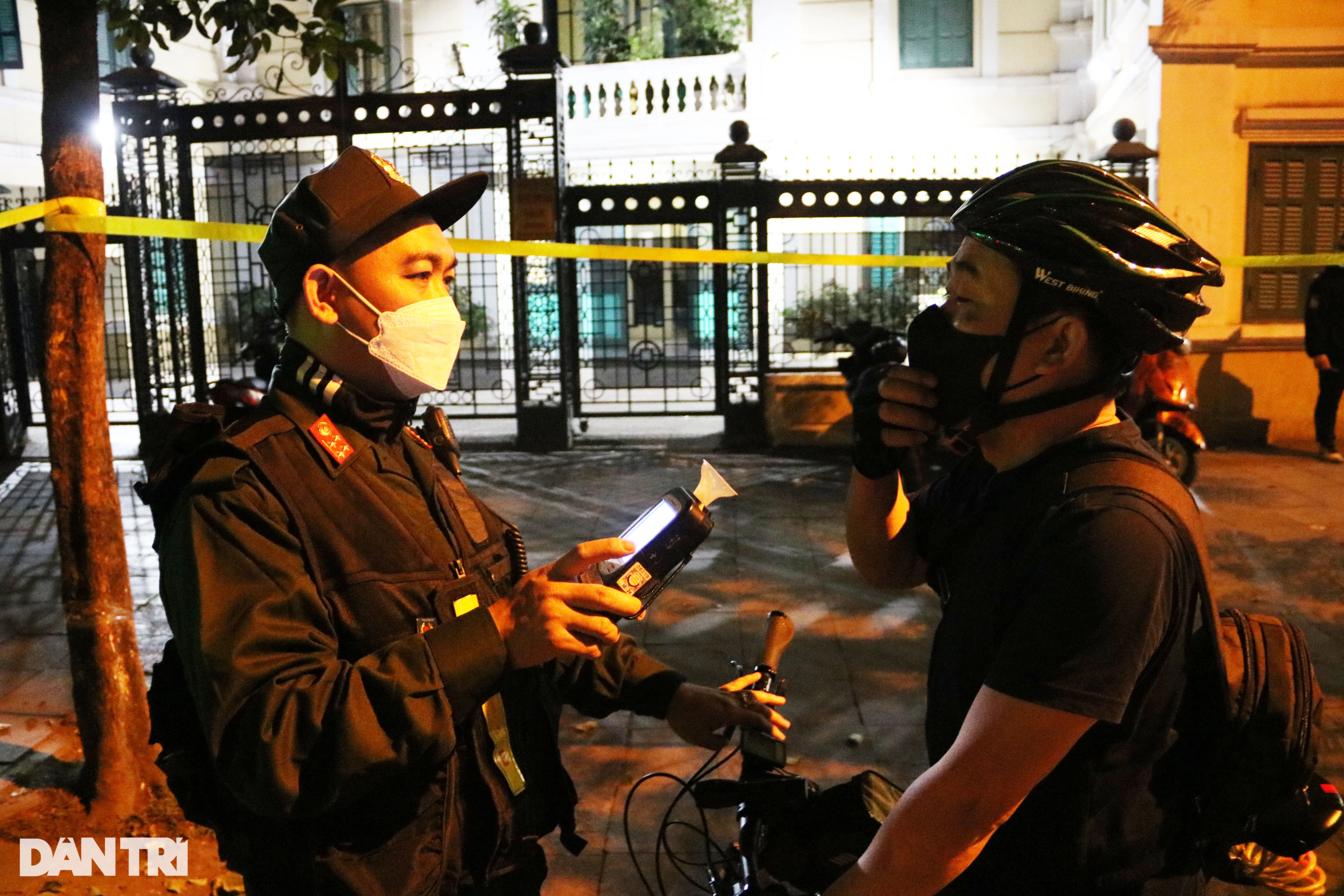 Cảnh sát 141 kiểm tra nồng độ cồn hàng loạt người đi xe đạp trên phố Hà Nội - 12