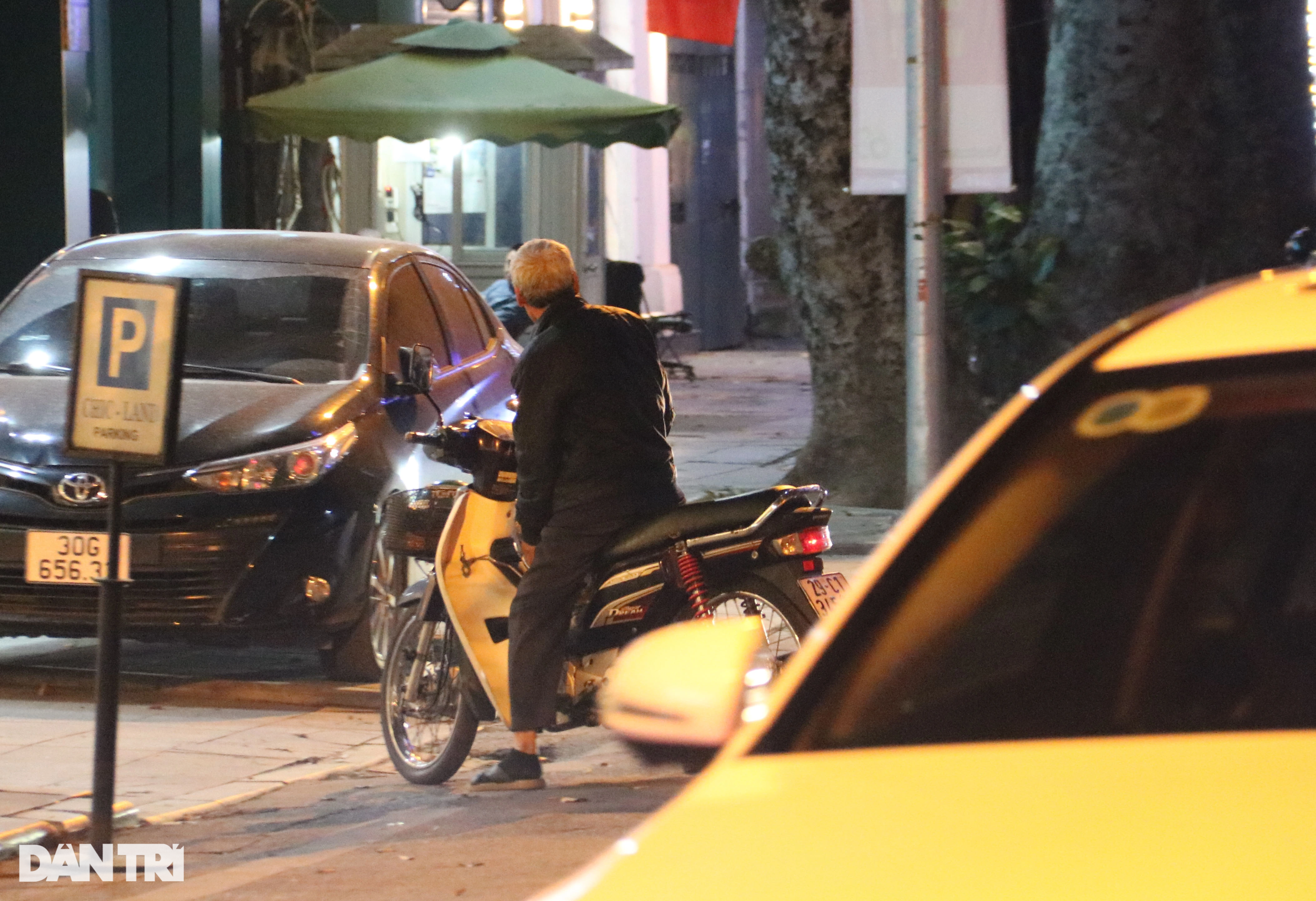 Cảnh sát 141 kiểm tra nồng độ cồn hàng loạt người đi xe đạp trên phố Hà Nội - 16