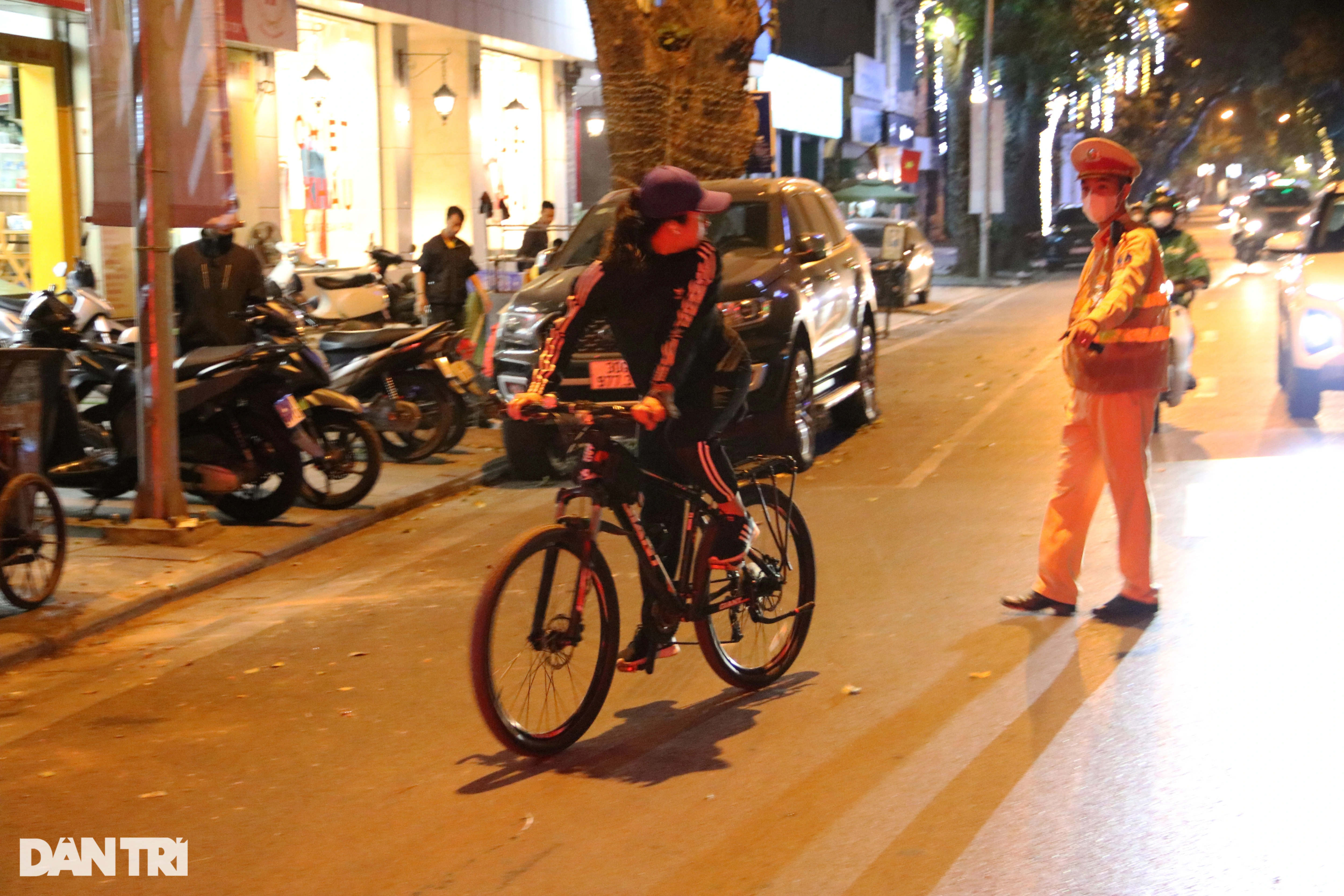 Cảnh sát 141 kiểm tra nồng độ cồn hàng loạt người đi xe đạp trên phố Hà Nội - 8