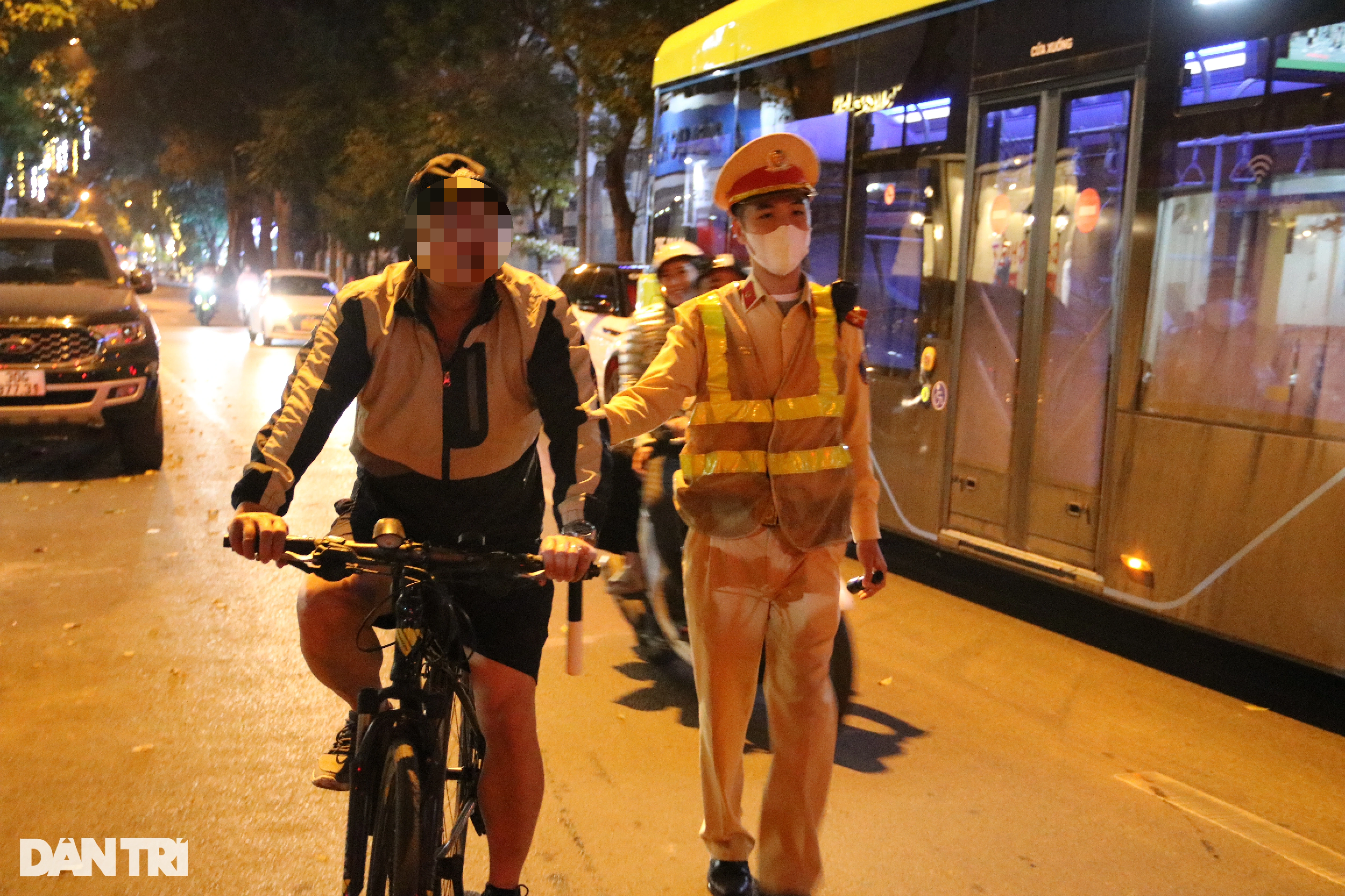 Cảnh sát 141 kiểm tra nồng độ cồn hàng loạt người đi xe đạp trên phố Hà Nội - 9