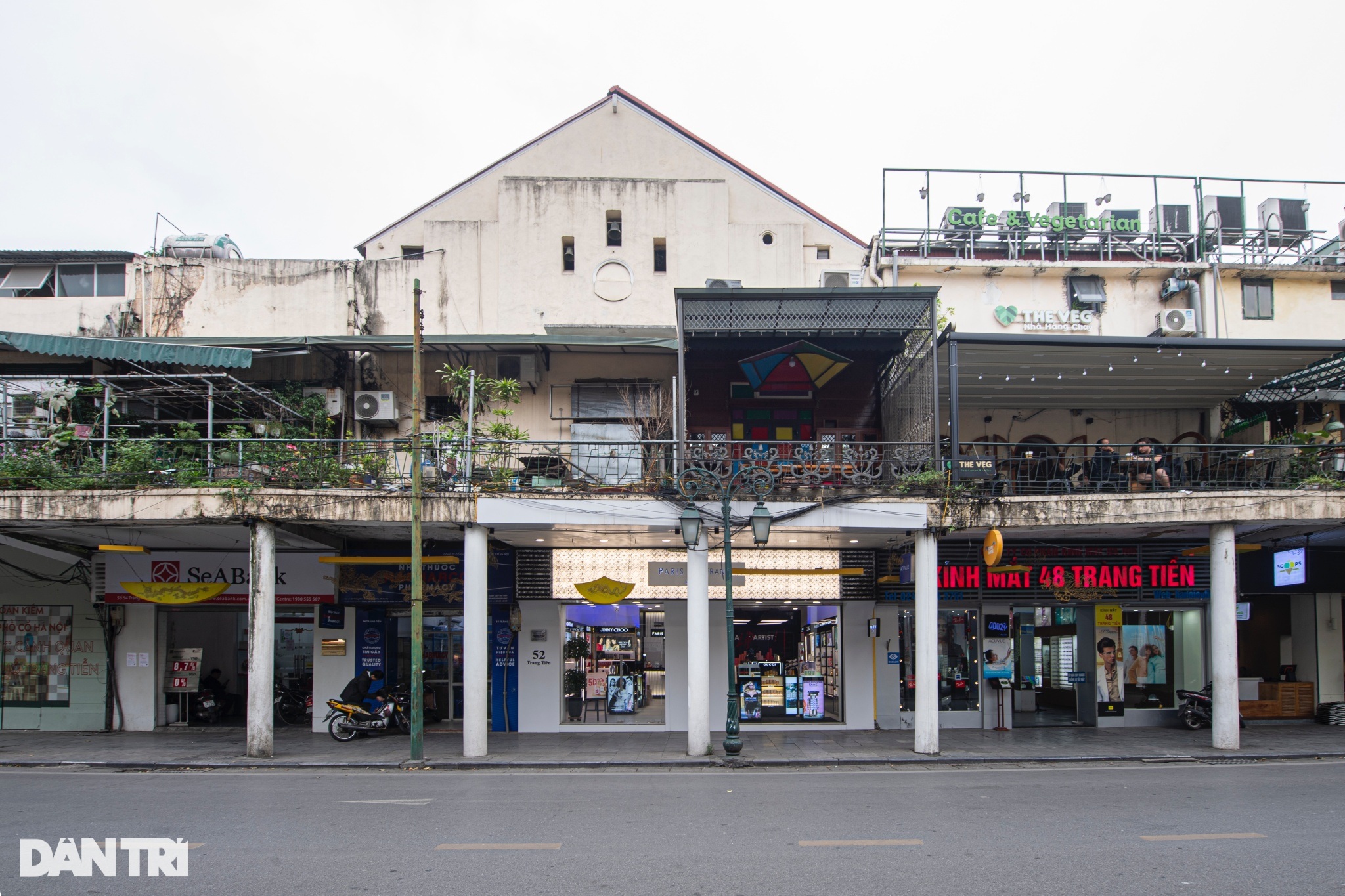 Con phố trăm tuổi có mái che vỉa hè lâu đời và duy nhất ở Hà Nội - 11