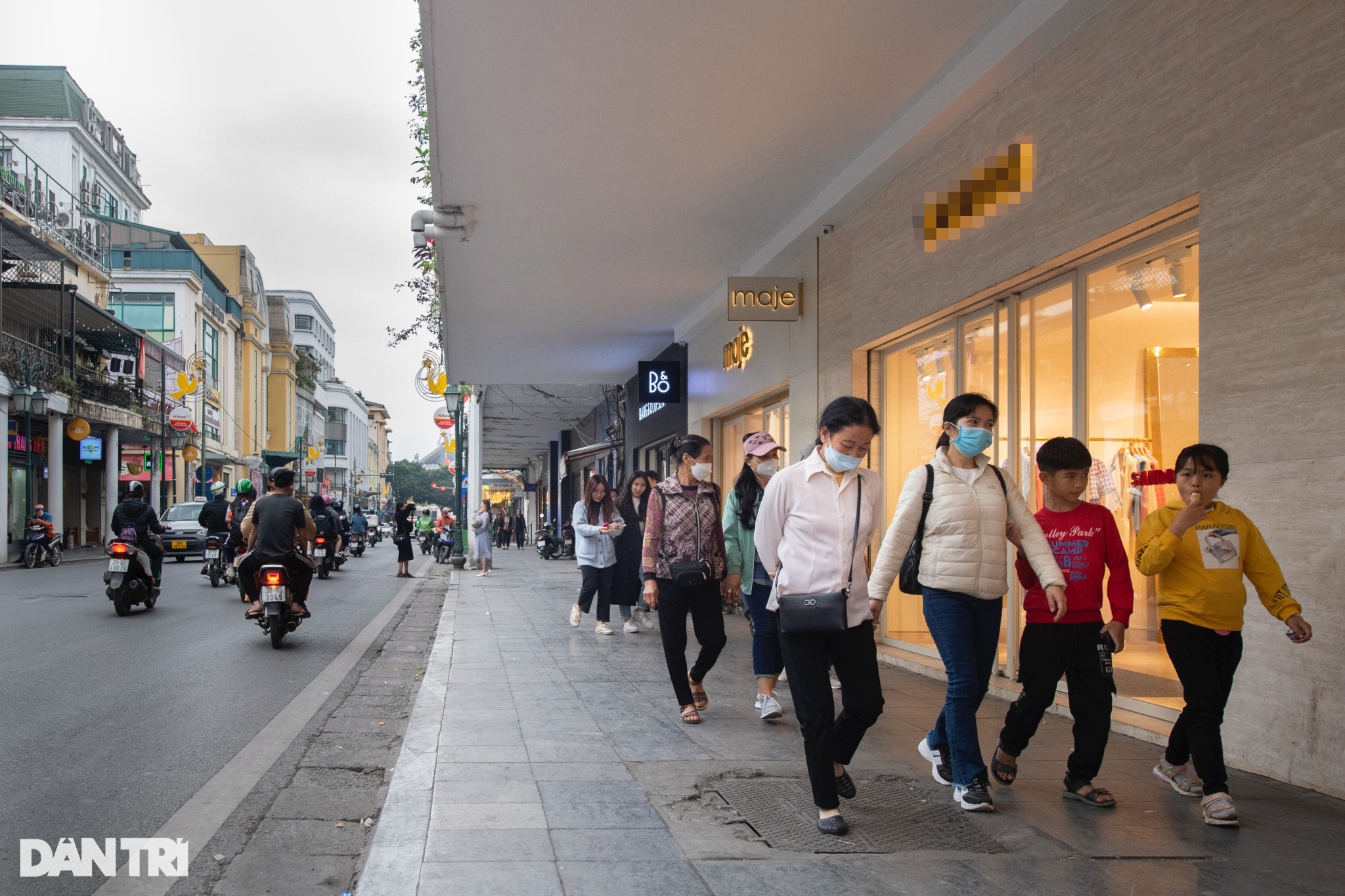 Con phố trăm tuổi có mái che vỉa hè lâu đời và duy nhất ở Hà Nội - 5