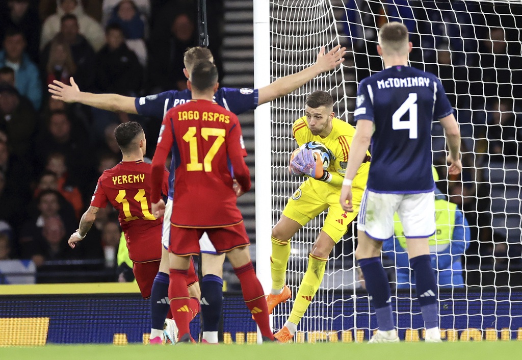 Ngôi sao Man Utd giúp Scotland hạ Tây Ban Nha - 2