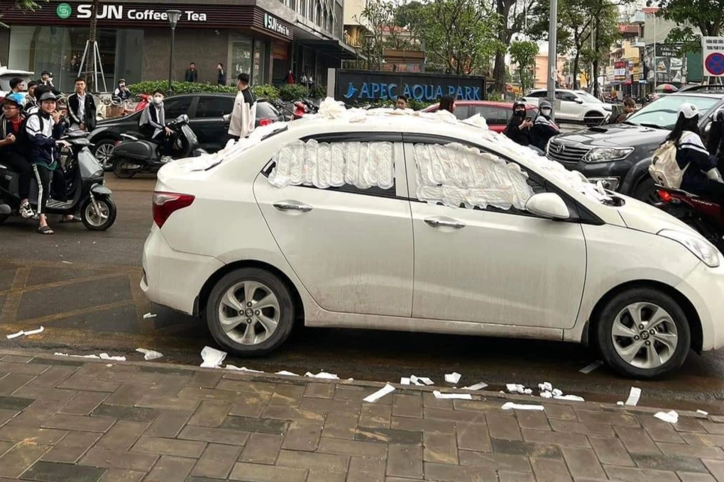 Ô tô bị dán băng vệ sinh khắp xe khi đỗ bên đường - 1