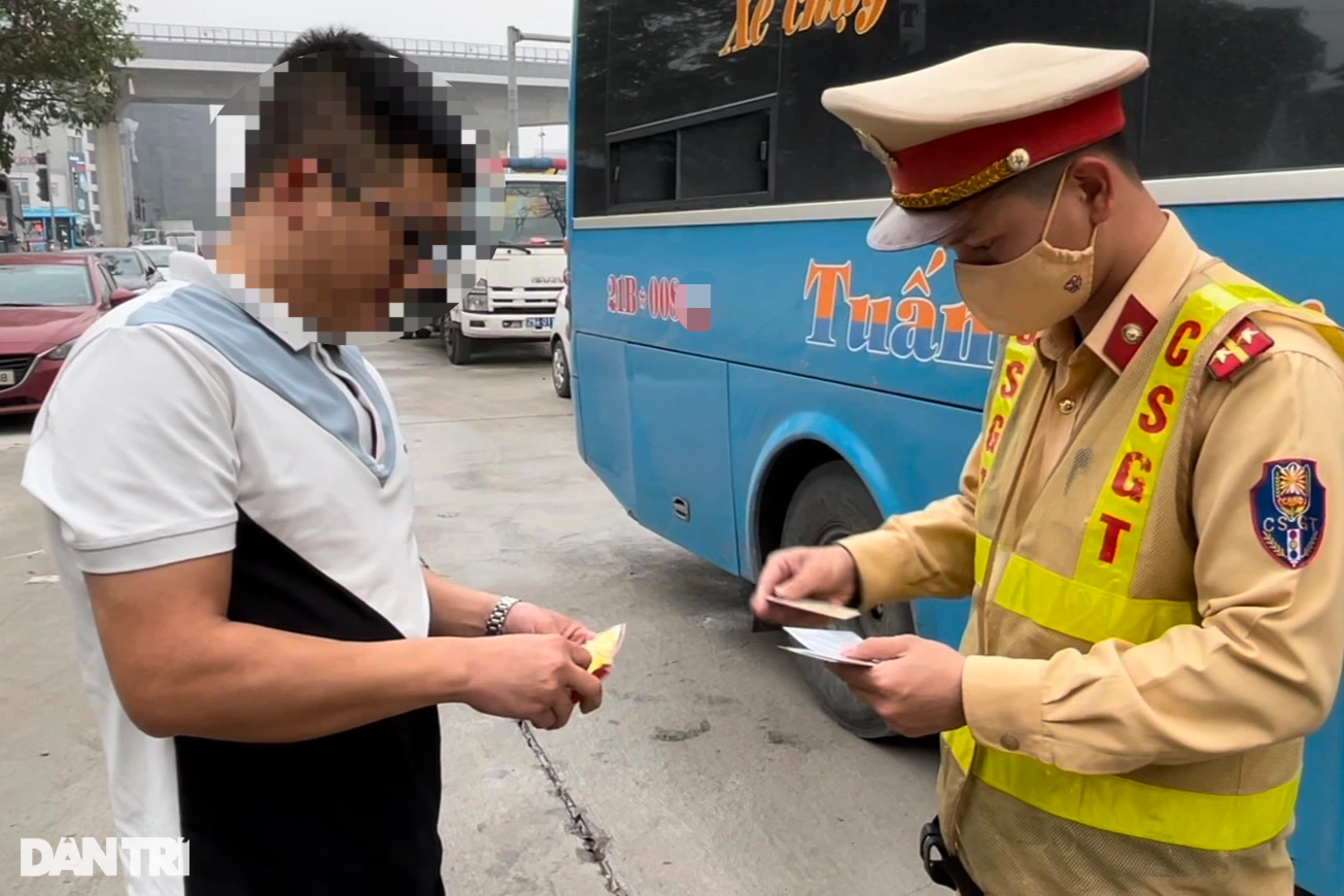 Hà Nội: Dương tính với ma túy, lái xe khách vẫn chở hơn 10 người trên ô tô - 1