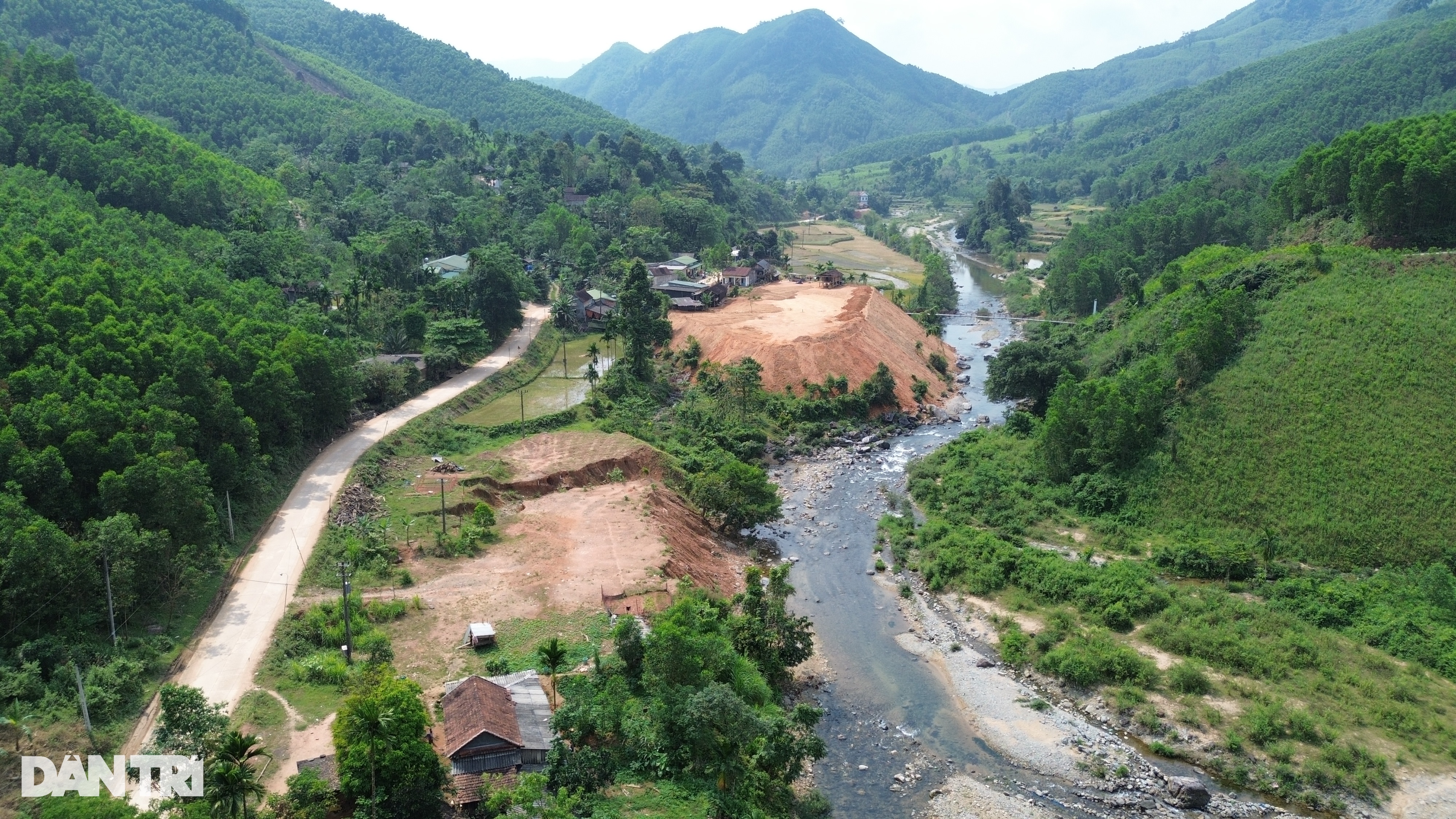 Bãi đất thải khổng lồ đe dọa vùi lấp suối Nước Lô - 1 Bãi đất thải khổng lồ đe dọa vùi lấp suối Nước Lô - 1