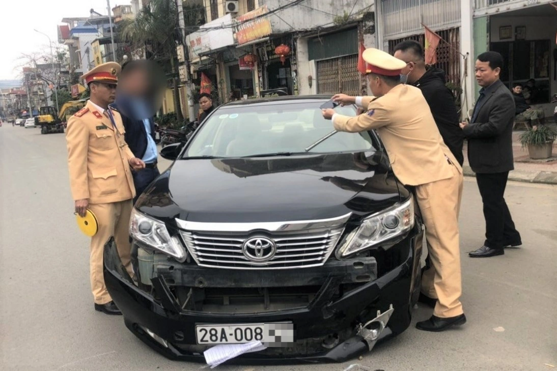 Chủ tịch phường lái ô tô gây tai nạn, giấy phép hết hạn trên 3 tháng - 1