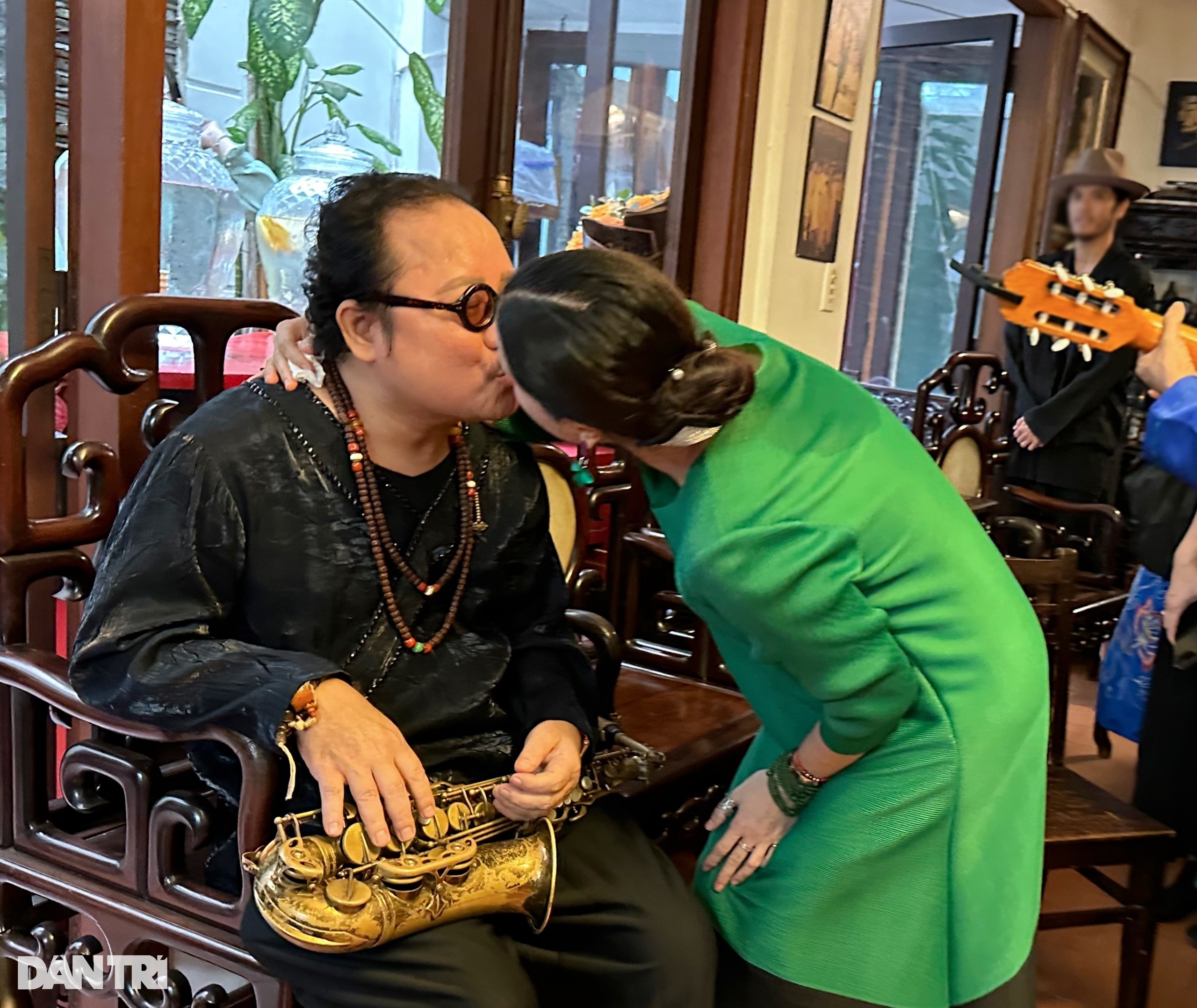 Trần Mạnh Tuấn ôm hôn vợ, kể quá trình trở về từ cõi chết sau lần đột quỵ - 3