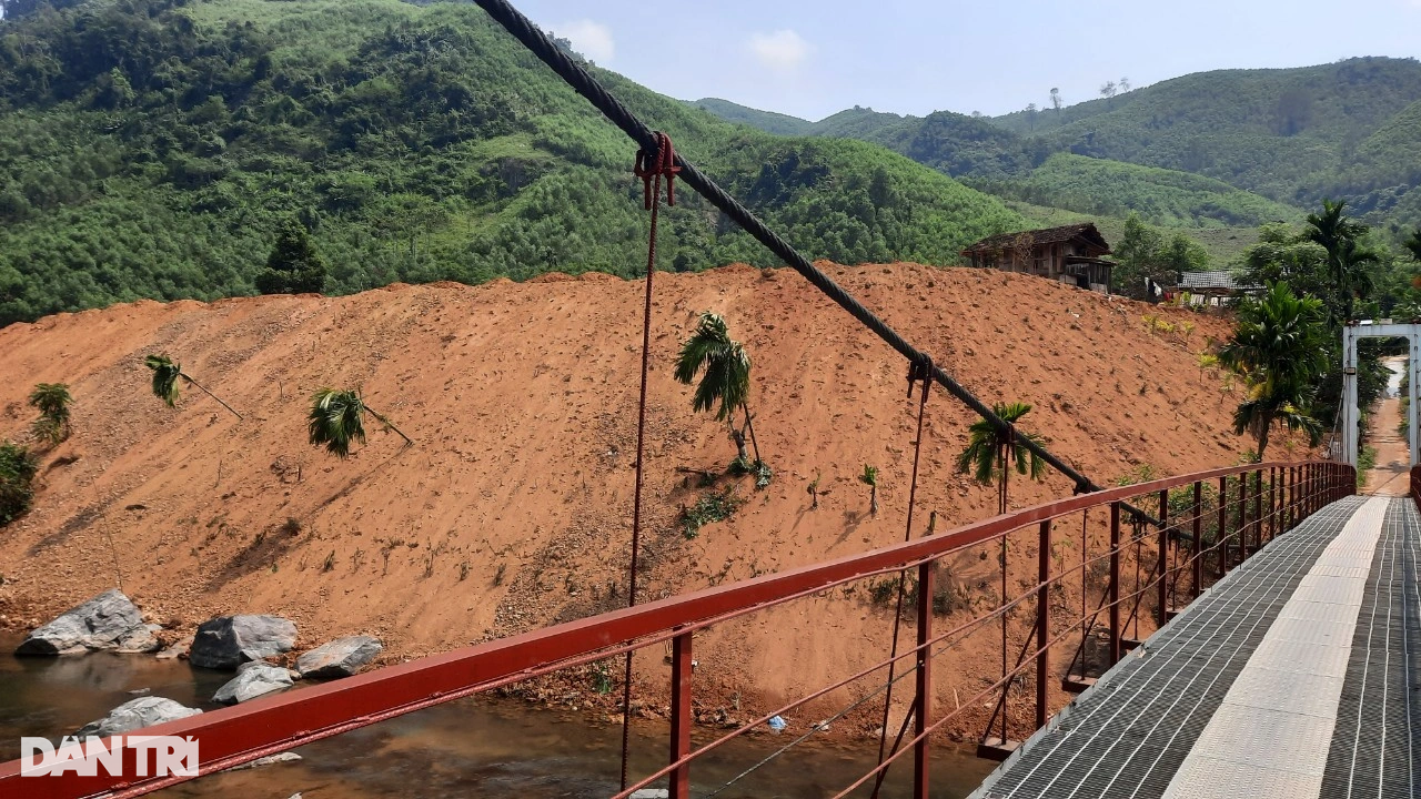 Bãi đất thải khổng lồ đe dọa vùi lấp suối Nước Lô - 4 Bãi đất thải khổng lồ đe dọa vùi lấp suối Nước Lô - 4