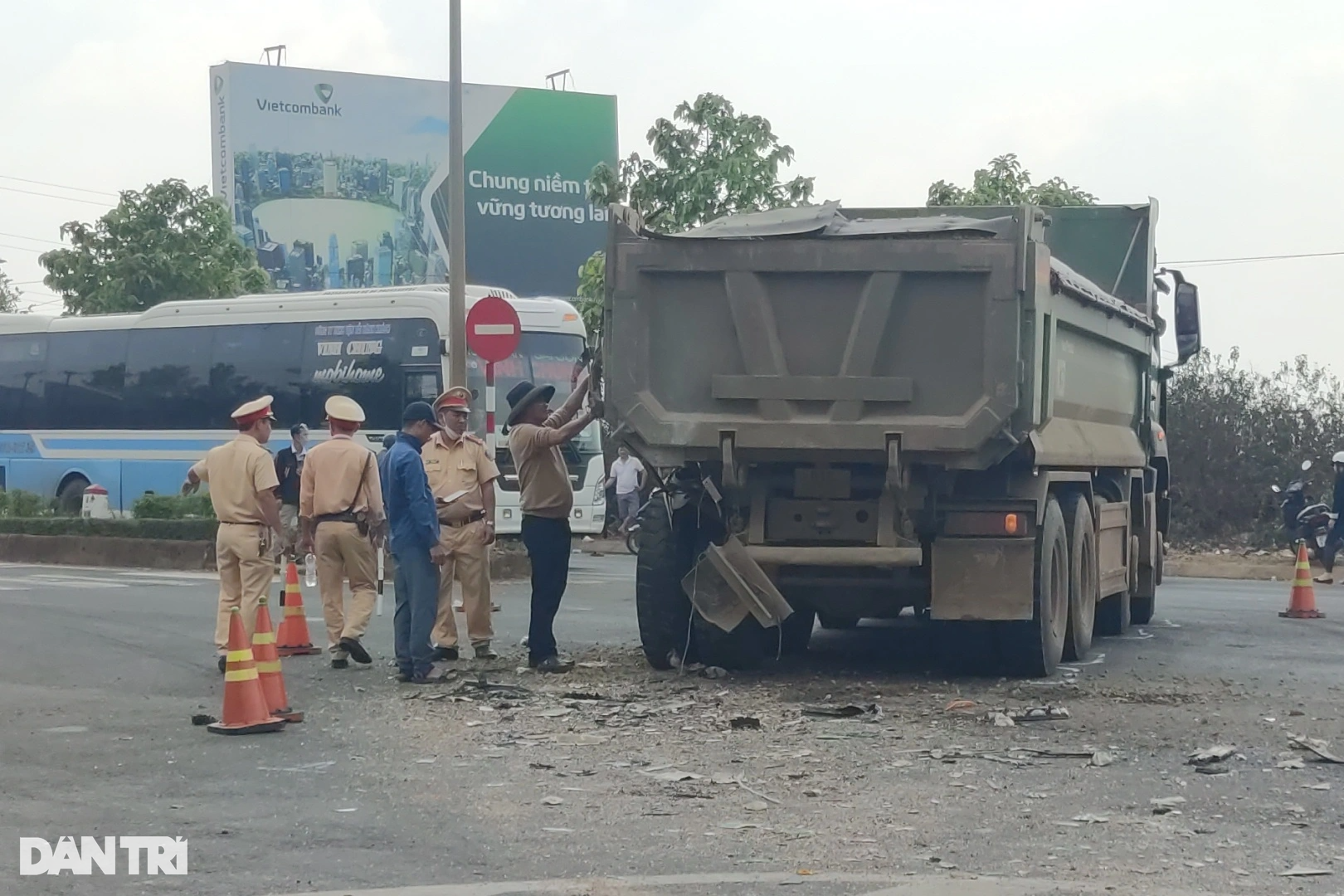 Tai nạn xe khách và xe tải, 2 người chết, 8 người trọng thương - 2