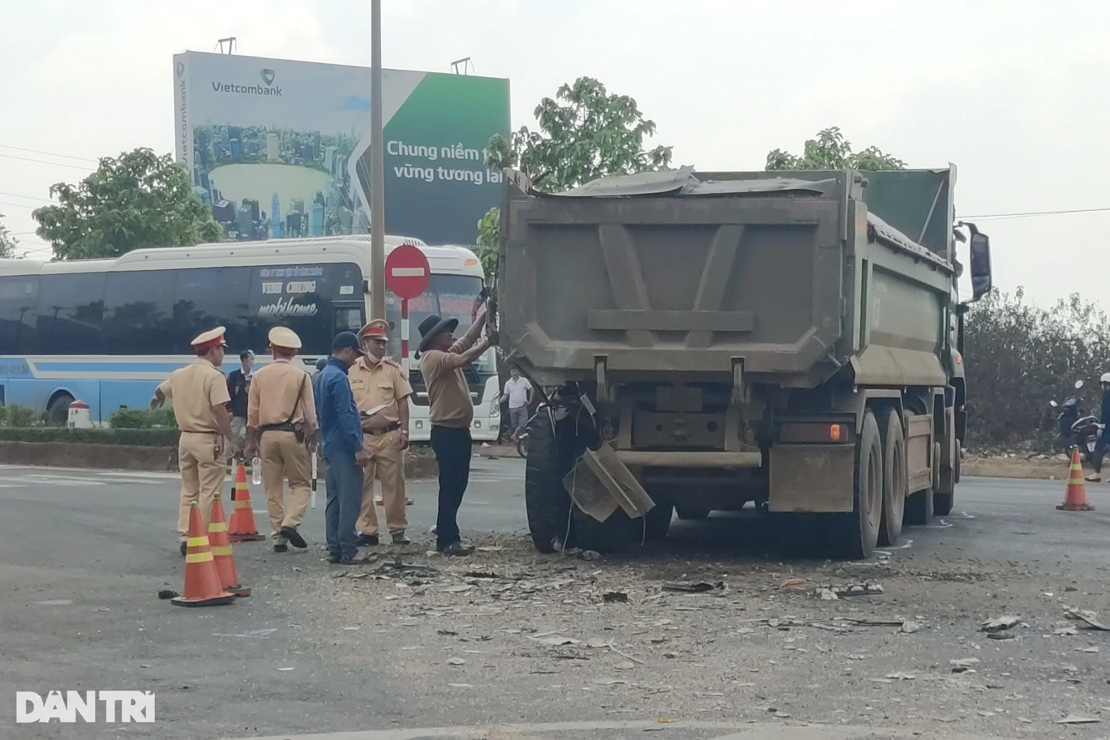 Tai nạn xe khách và xe tải, 2 người chết, 8 người trọng thương - 2 Tai nạn xe khách và xe tải, 2 người chết, 8 người trọng thương - 2