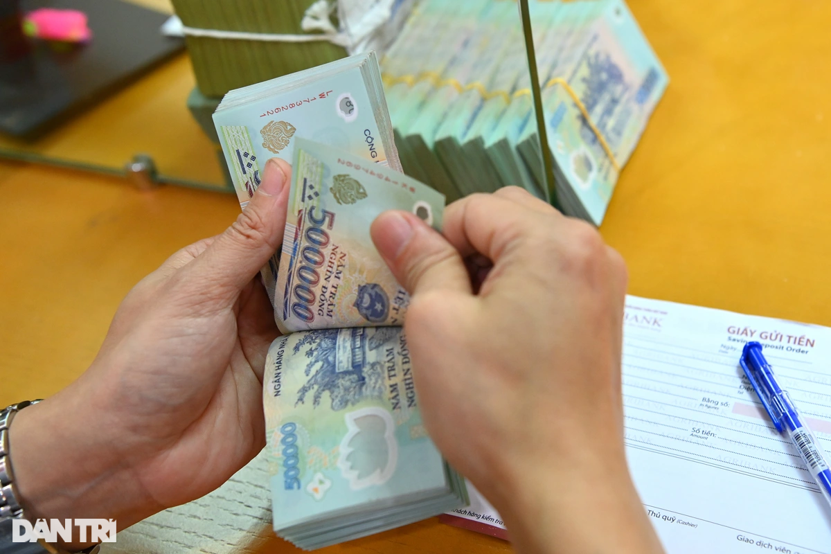 Lãi suất ngân hàng cho nhau vay giảm mạnh về 4%