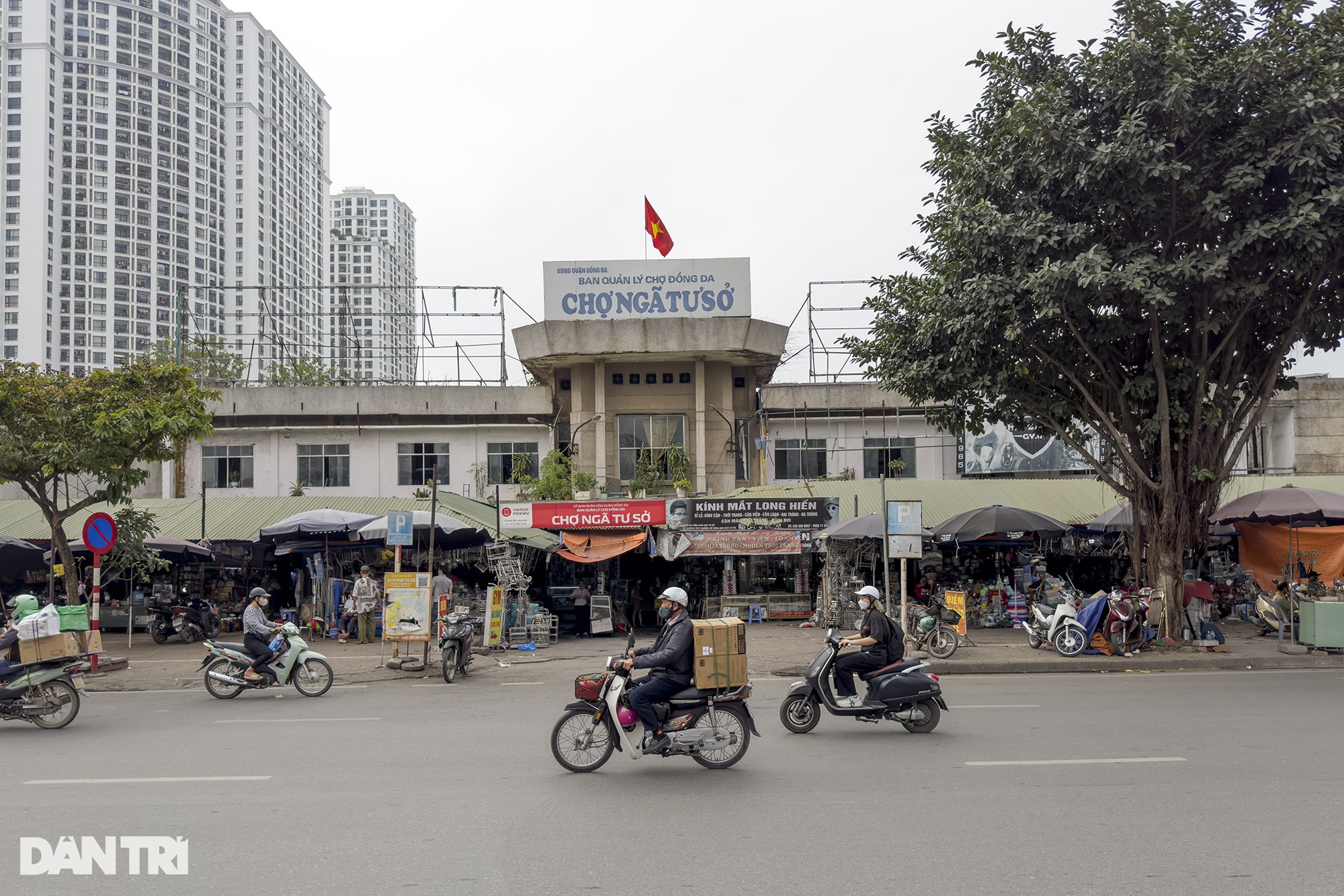 Hà Nội: Nhiều chợ truyền thống sập xệ xuống cấp, chợ kiểu mới ế ẩm - 1